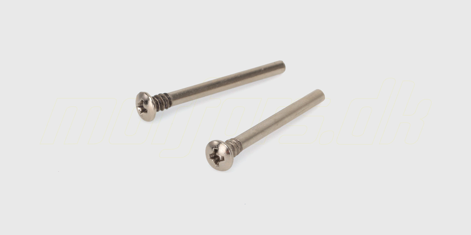 Sæt med små sorte maskinskruer til montering af indre bærearme på en fjernstyret bil.