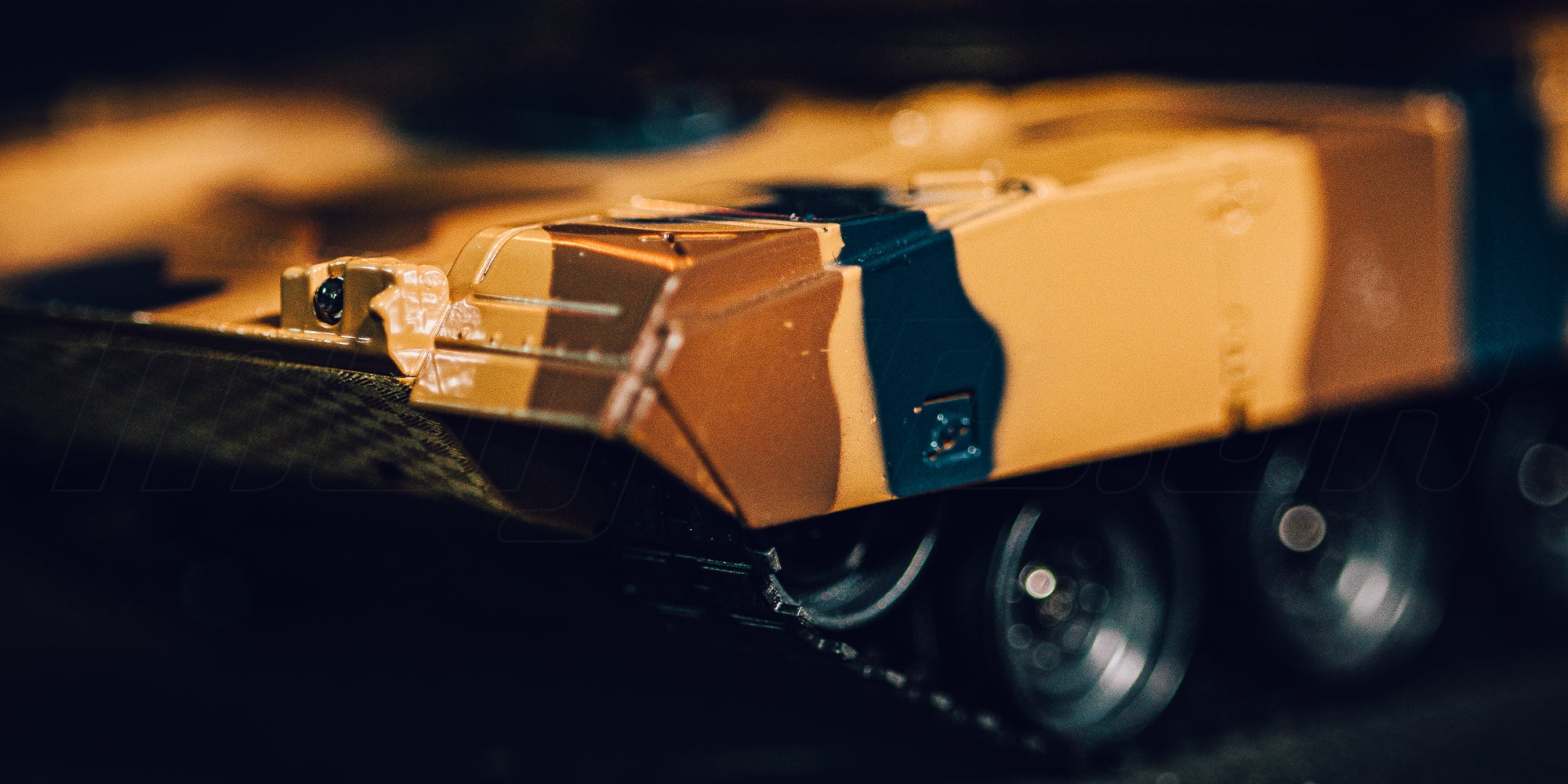 Grøn Battle Tank Metal Limited Edition fjernstyret kampvogn kører gennem mudret terræn i naturen.