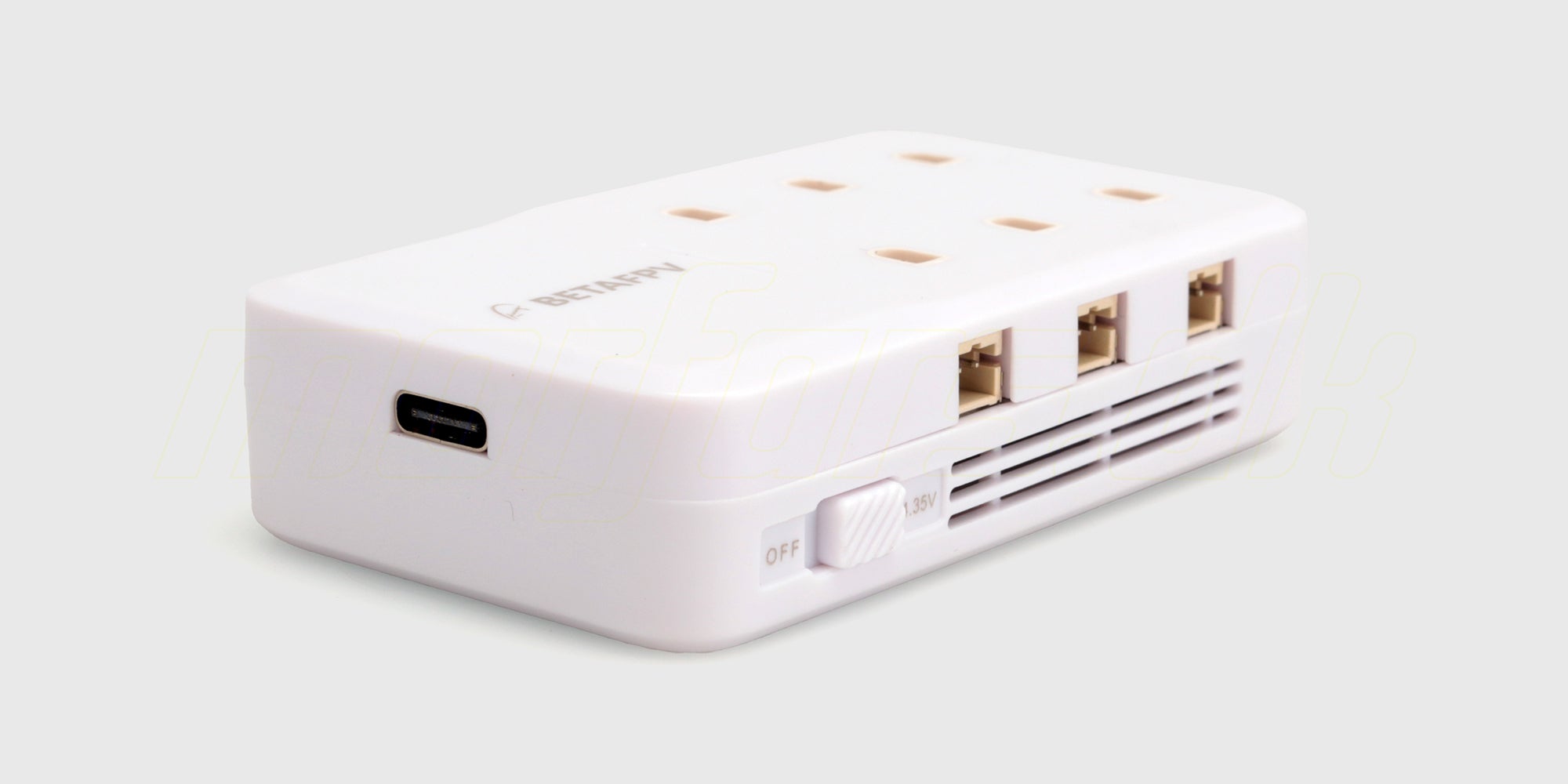 BetaFPV 1S LiPo batterioplader med 6 porte og digitalt display til effektiv opladning af FPV-batterier.