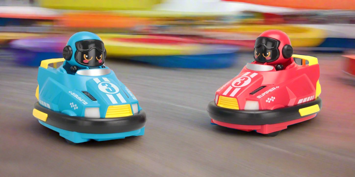 To fjernstyrede bumper cars i rød og blå med små figurer, der er klar til kamp.