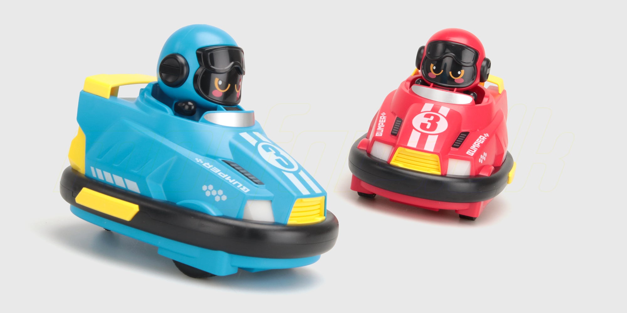 To fjernstyrede Bumper Cars radiobiler i rød og gul klar til kamp på gulvet.