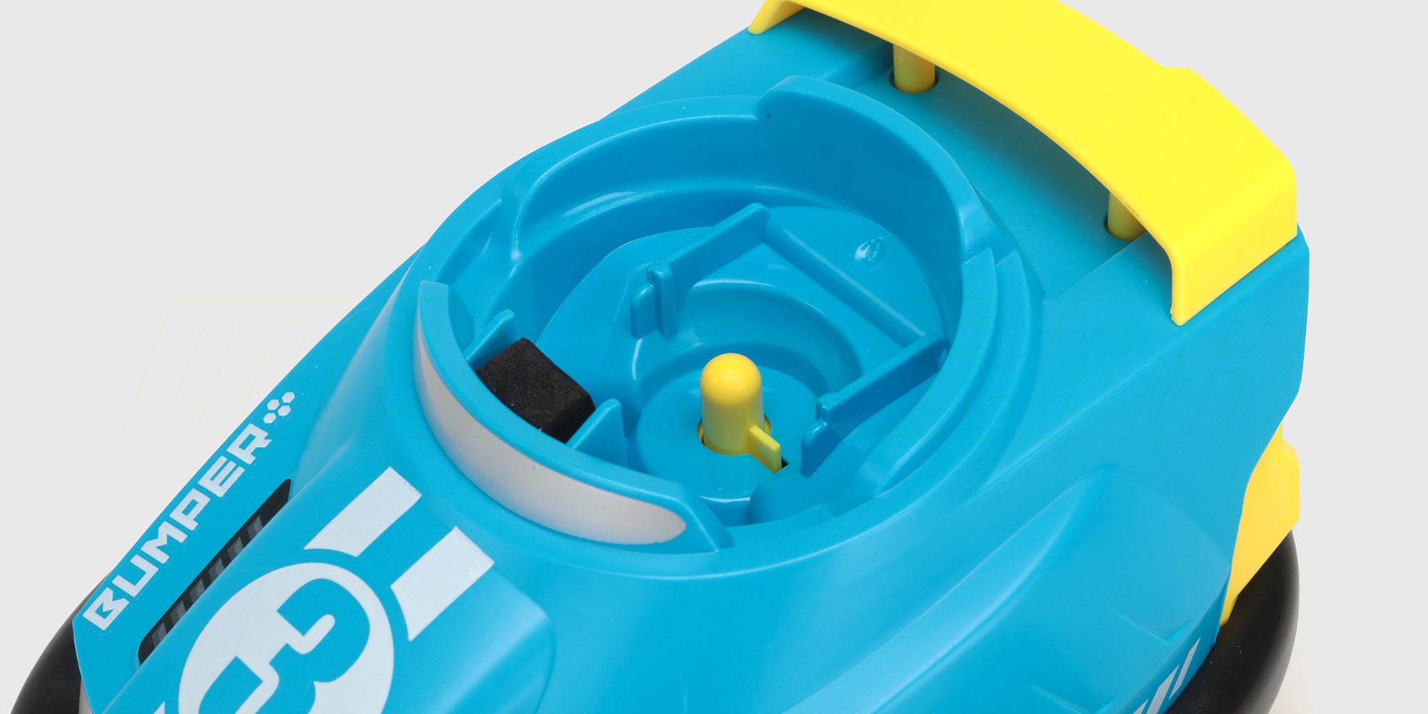 To farverige fjernstyrede radiobiler med kørere der skydes ud ved sammenstød.