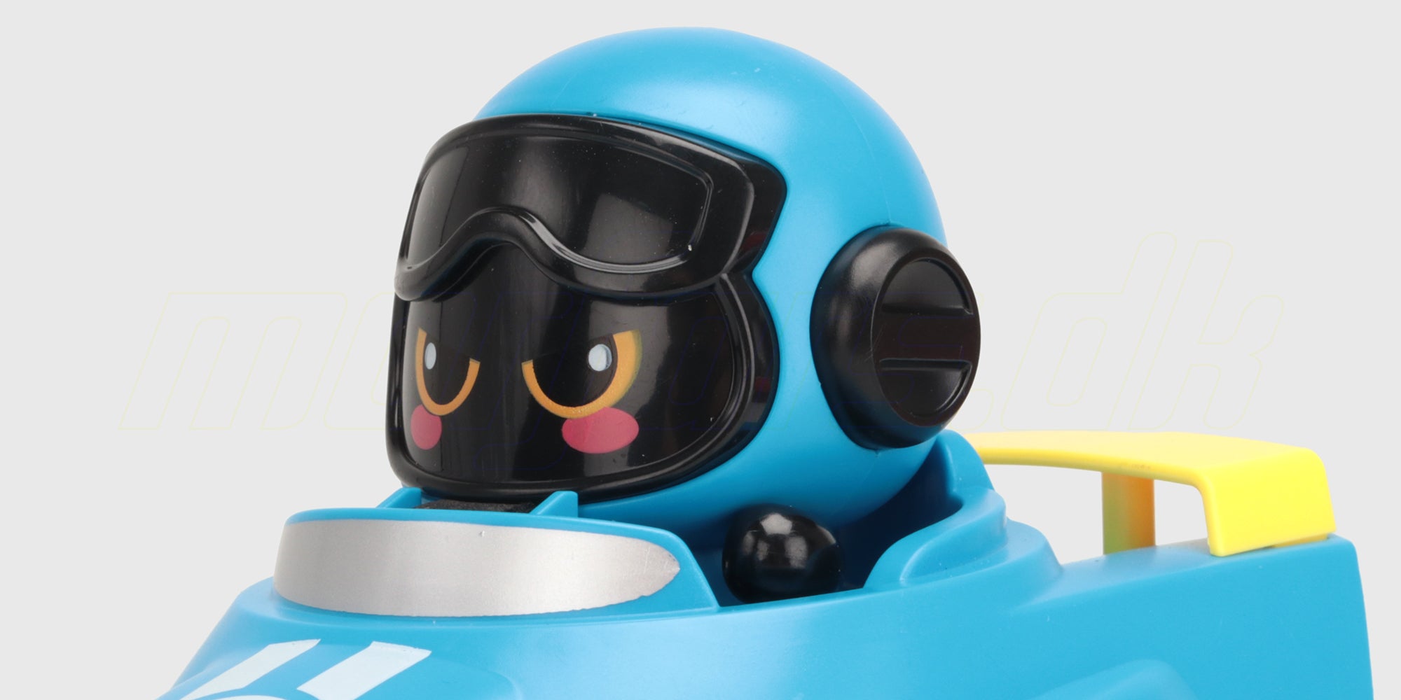 To røde og blå fjernstyrede bumper cars med figurer der popper ud ved sammenstød på hvid baggrund.