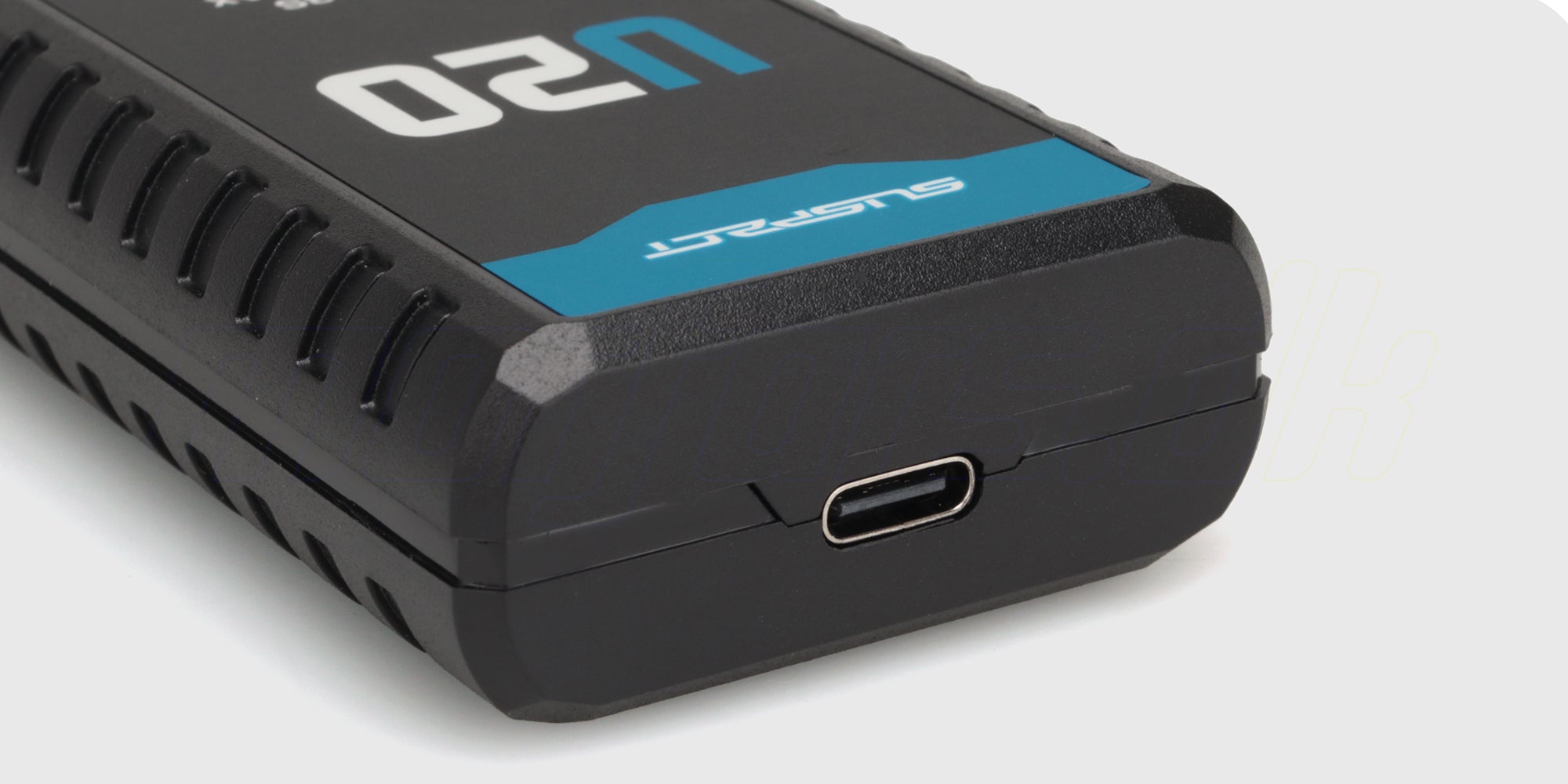 Sort Charger U20 batterioplader med strømkabel vist på hvid baggrund til fjernstyrede biler.