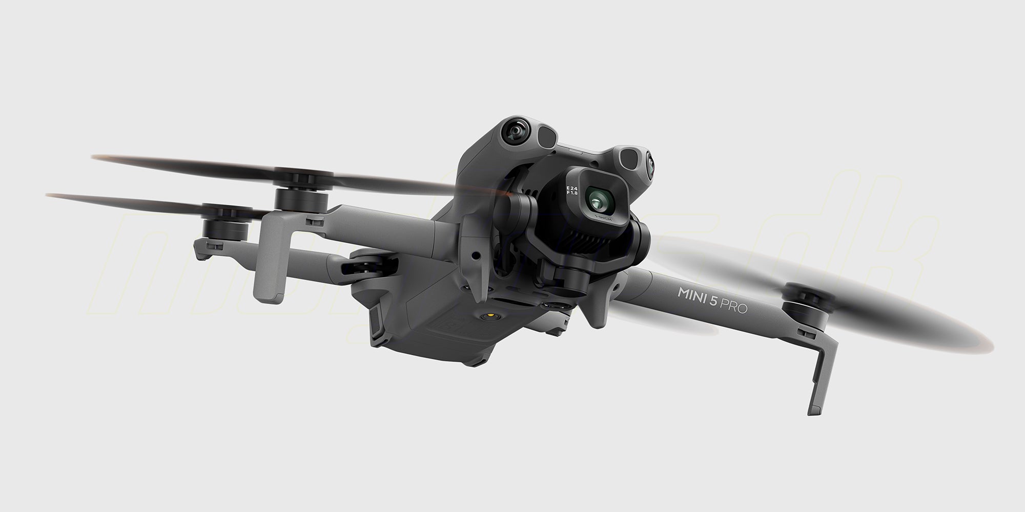 DJI Mini 5 Pro drone med fjernkontrol og Fly More Combo tilbehør vist på hvid baggrund.