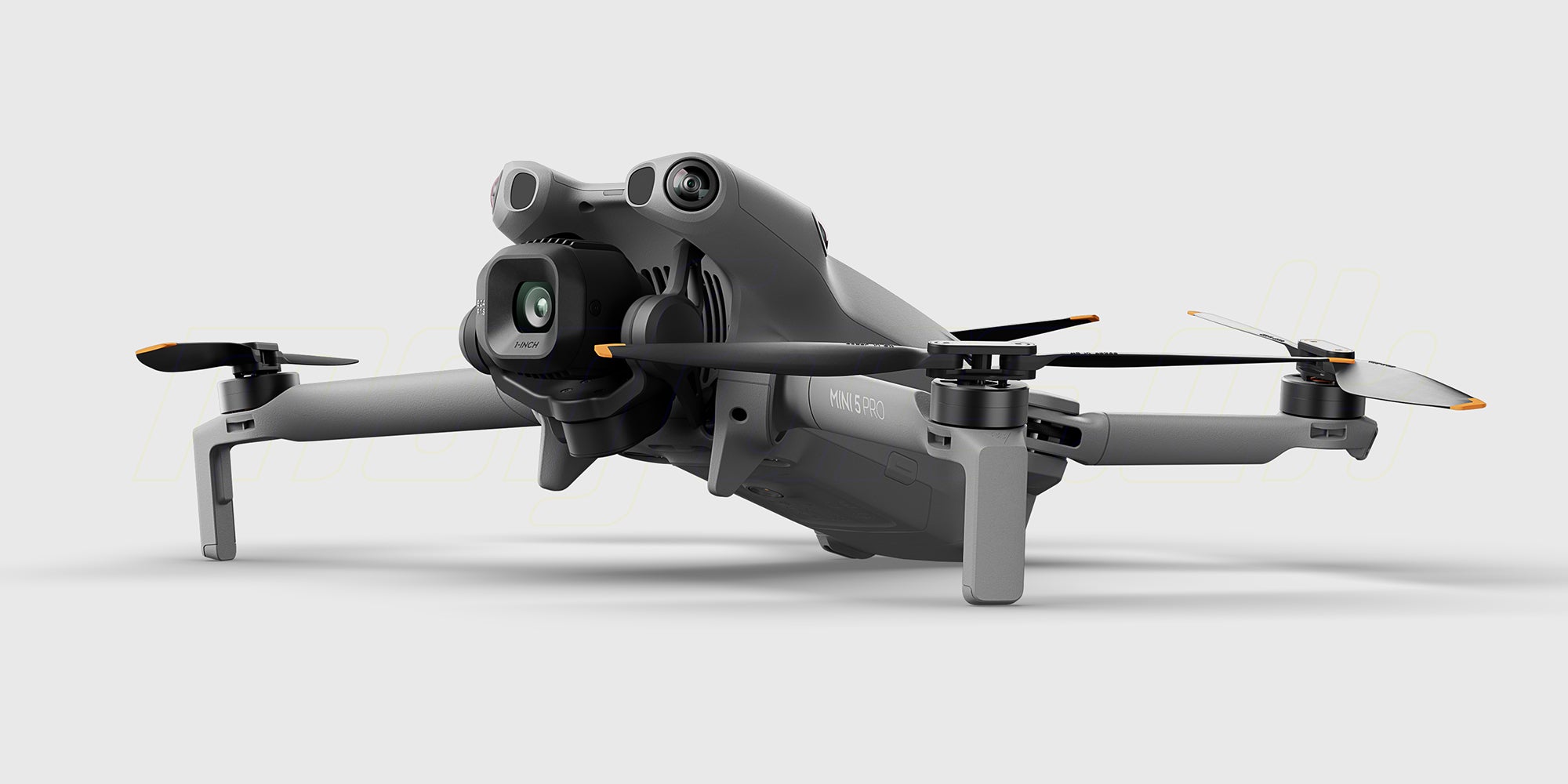 Grå DJI Mini 5 Pro kameradrone fra Fly More Combo sættet set skråt forfra.