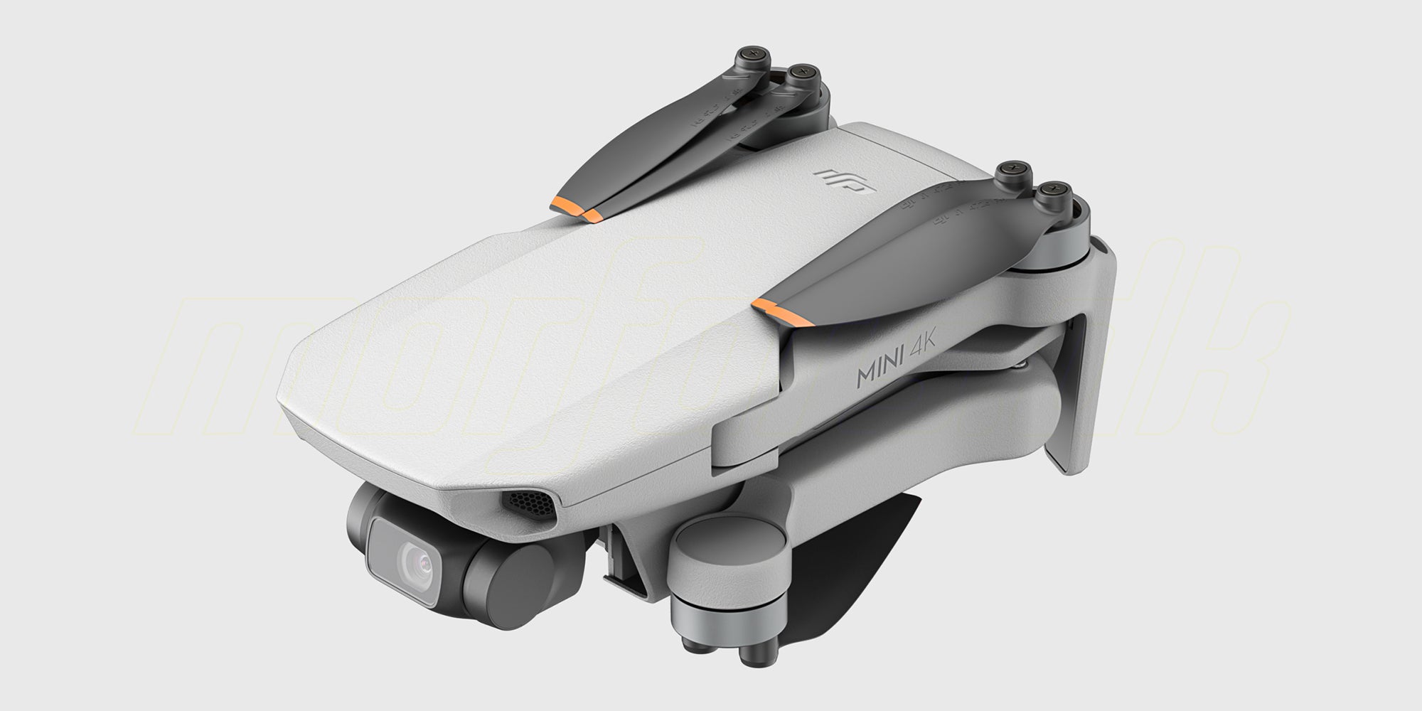 DJI Mini 4K Fly More Combo med drone, fjernbetjening, ekstra batterier og taske vist på hvid baggrund.