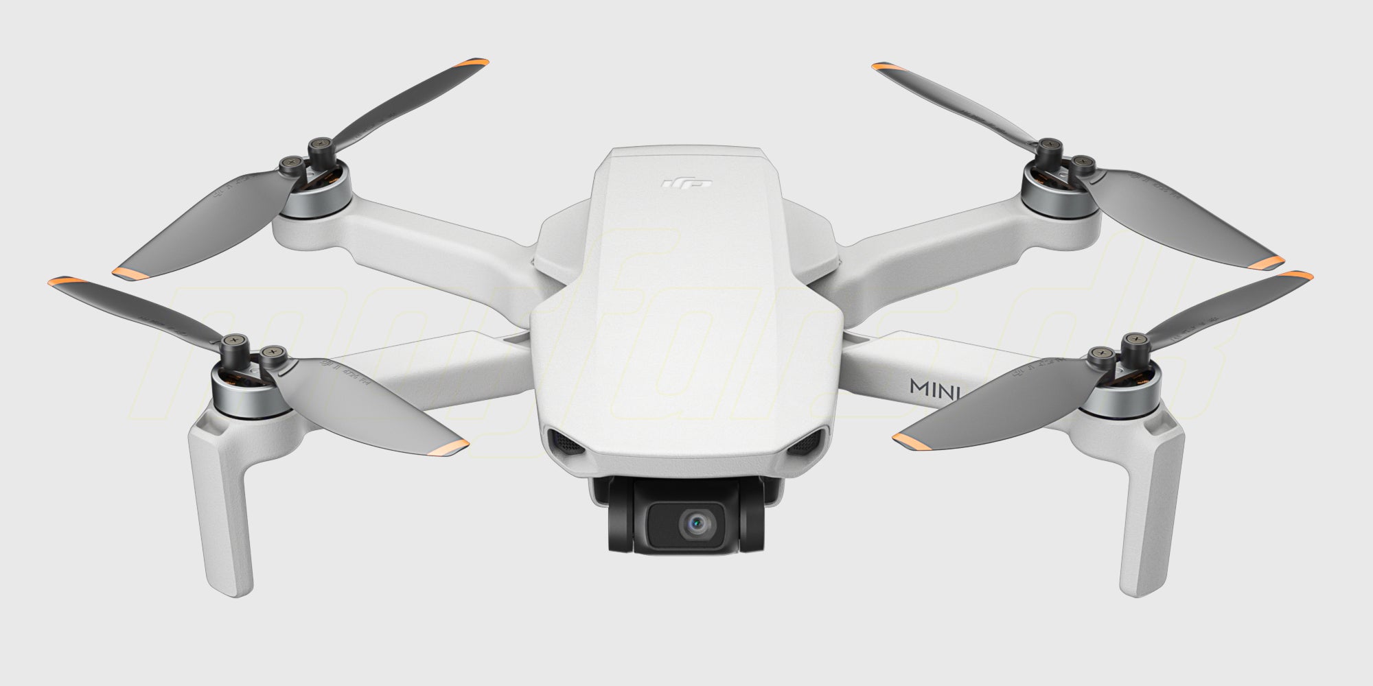 DJI Mini 4K Fly More Combo med drone, fjernkontrol, ekstra batterier og taske vist på hvid baggrund.