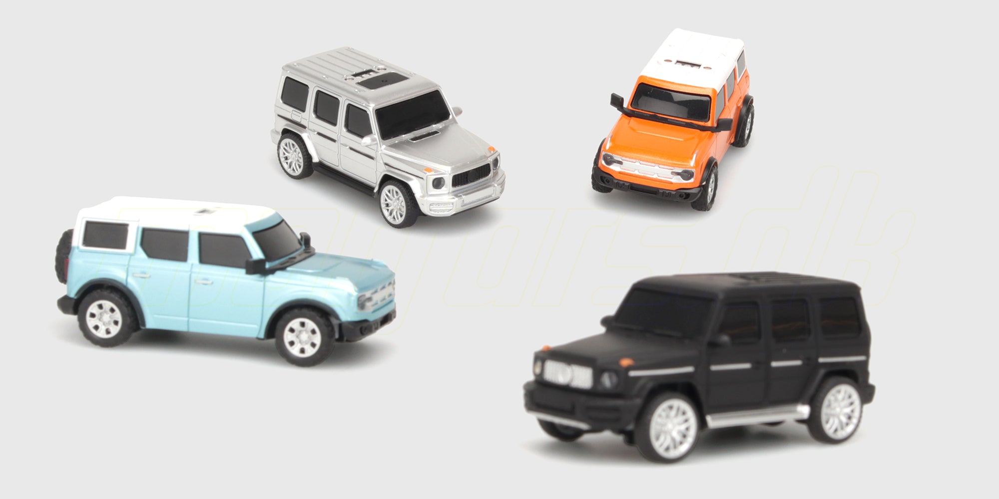 Lille sort Mini FPV Car med monteret kamera set fra siden klar til kørsel.