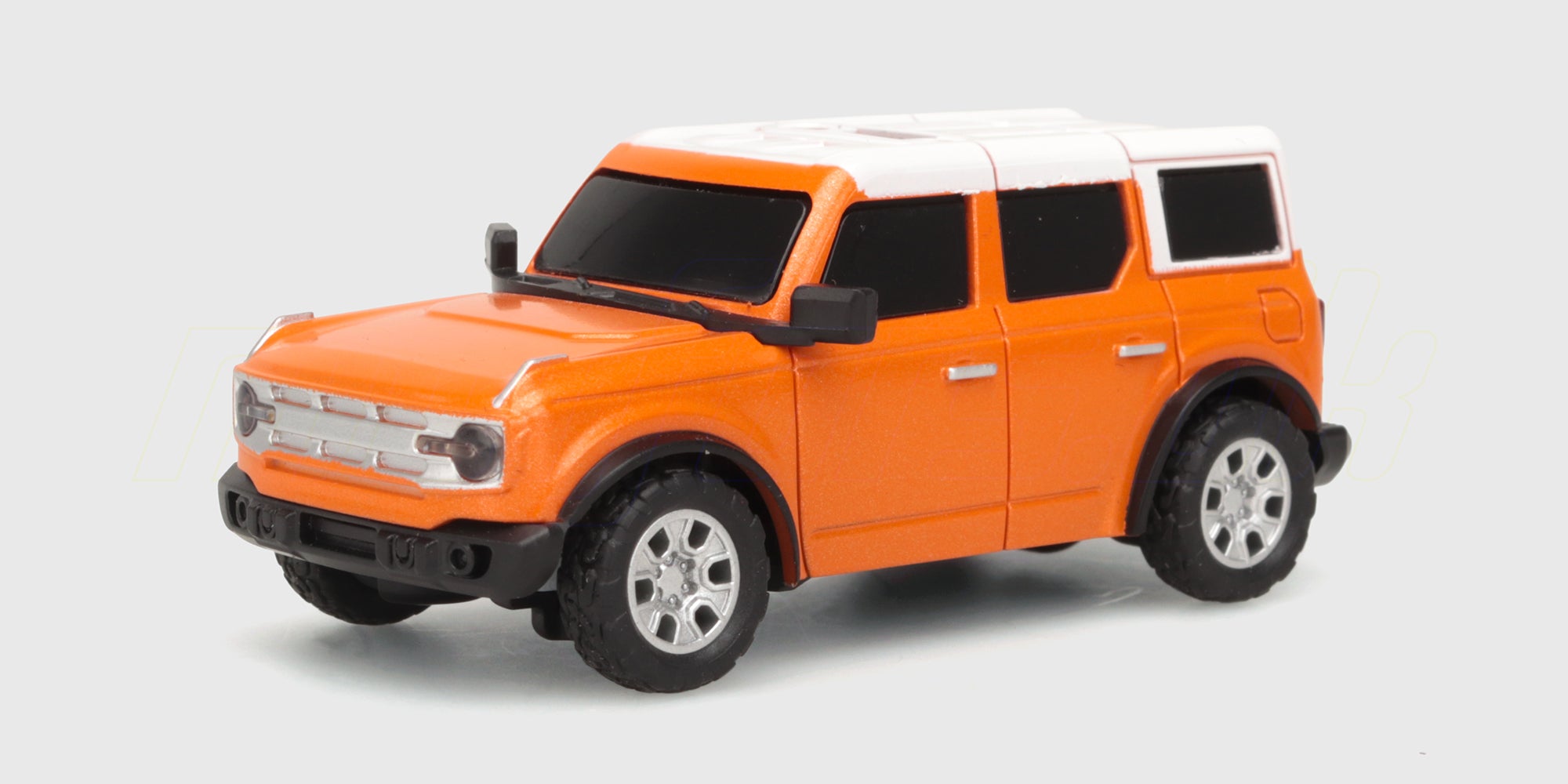 Orange Mini FPV Car i SUV-design med indbygget kamera klar til fjernstyret kørsel.