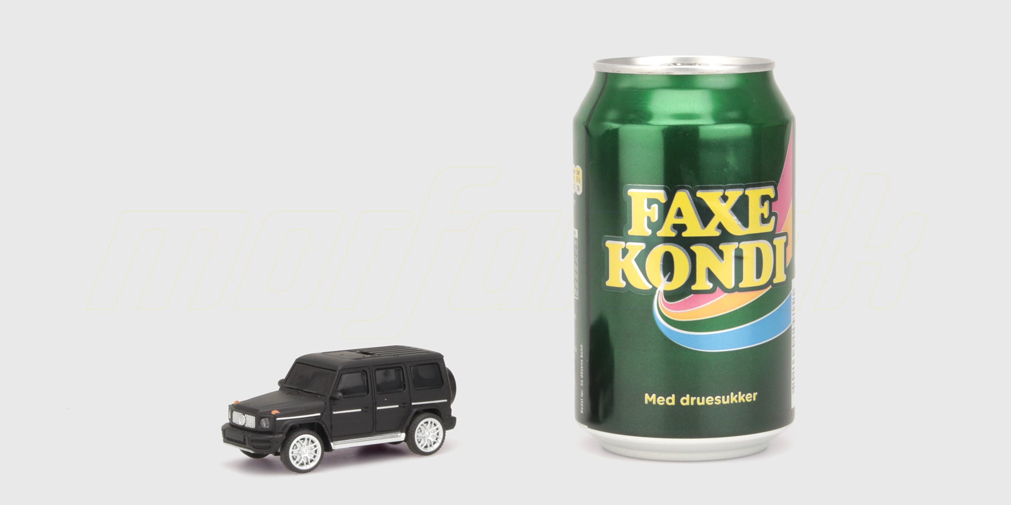 Mini FPV Car placeret ved siden af en sodavandsdåse for at illustrere bilens kompakte størrelse.