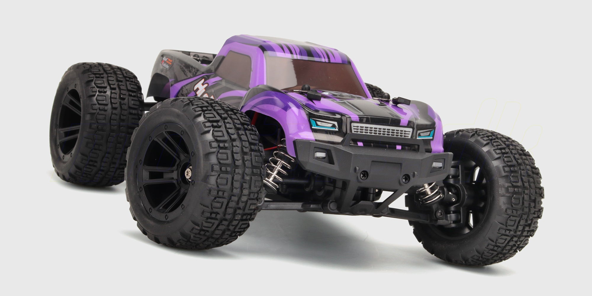 Lilla Hunter MT10 fjernstyret monster truck set forfra med store offroad dæk på hvid baggrund.