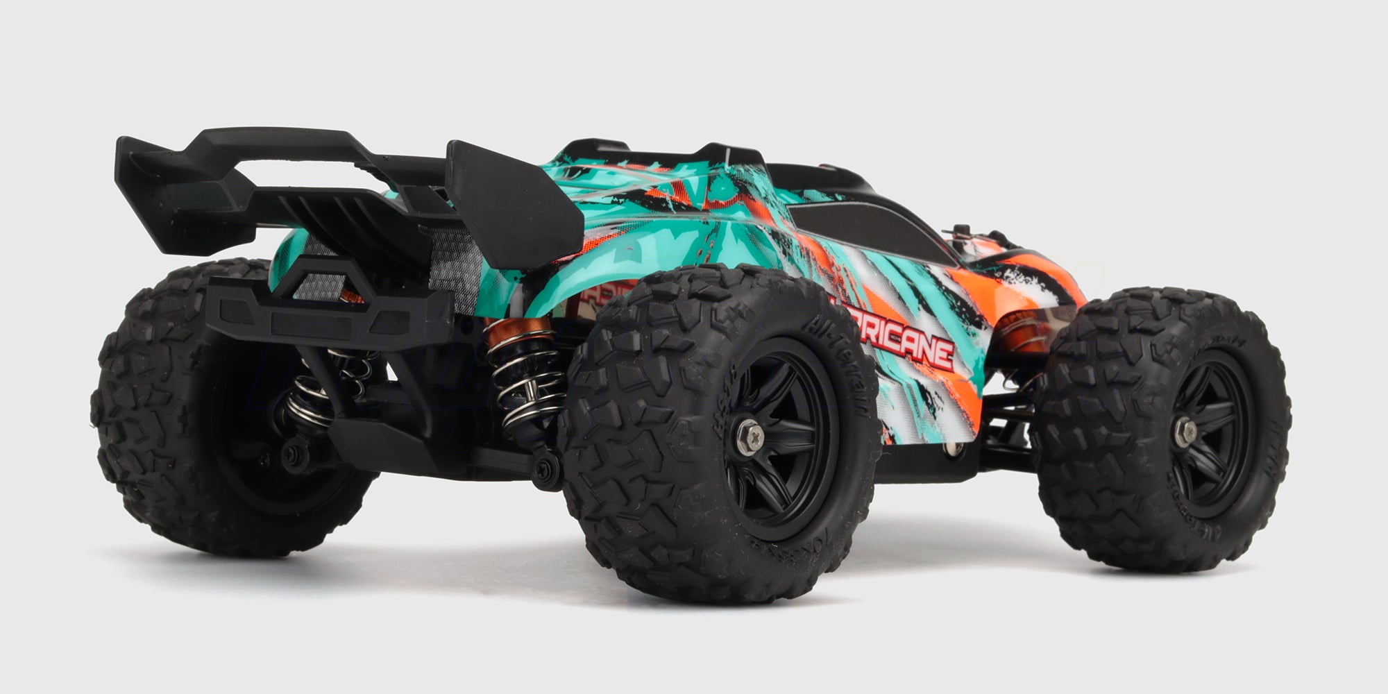 Fjernstyret bil Hurricane i grøn til nybegyndere set bagfra på hvid baggrund