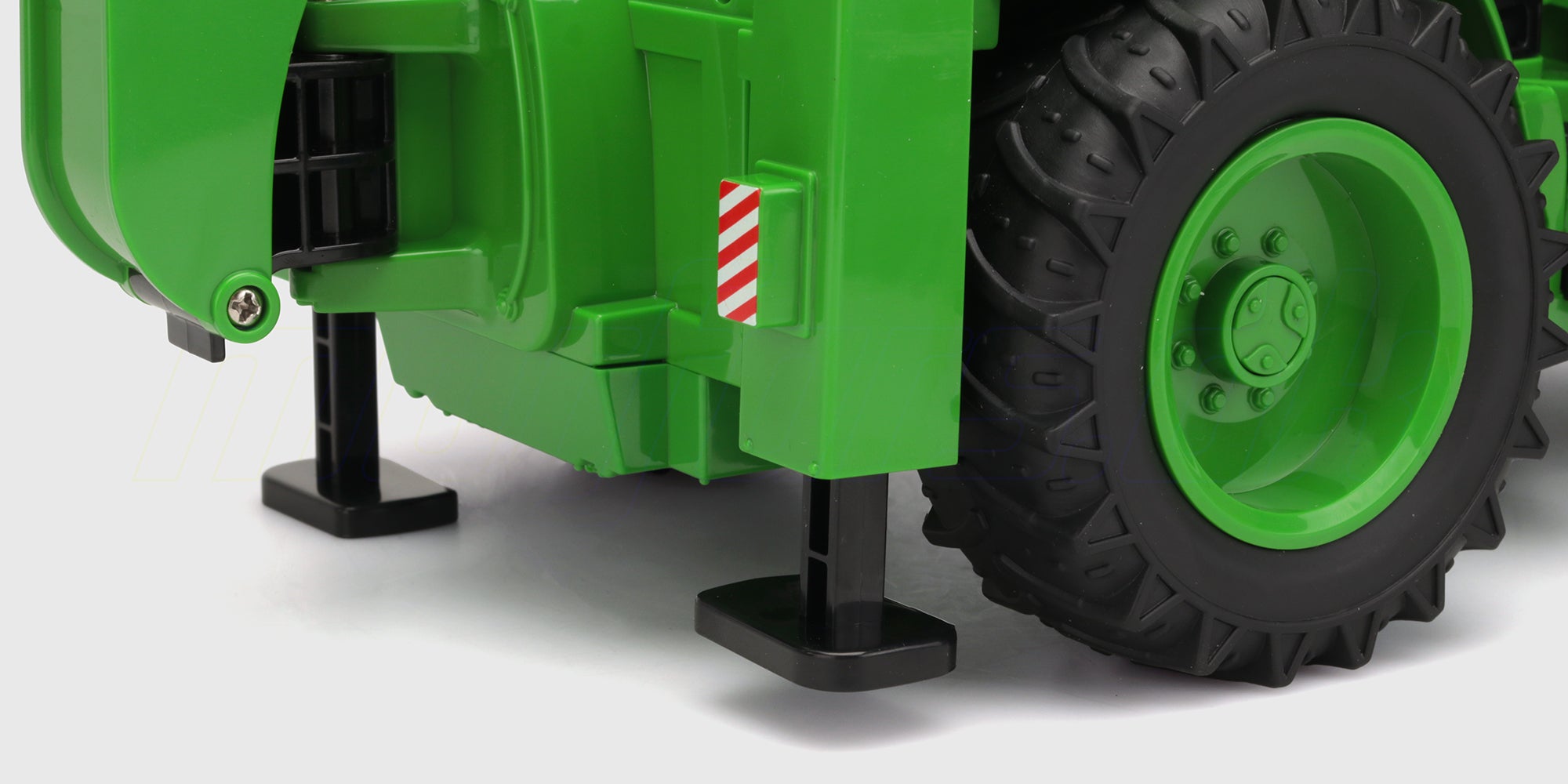 Gul fjernstyret rendegraver med udfoldede støtteben og gravearm set bagfra på hvid baggrund.