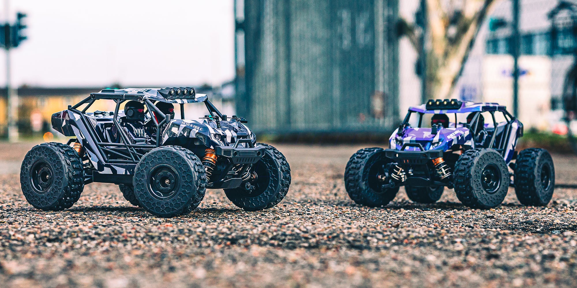 Grøn Hurricane fjernstyret bil kører hurtigt gennem støvet terræn i sollys.