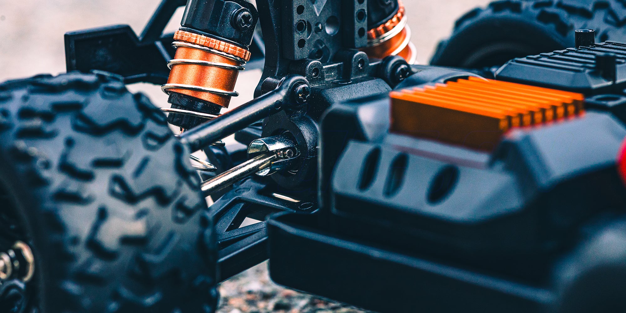 Grøn Hurricane 2.0 fjernstyret bil i fuld fart gennem vandpytter på en våd vej med masser af vandsprøjt.