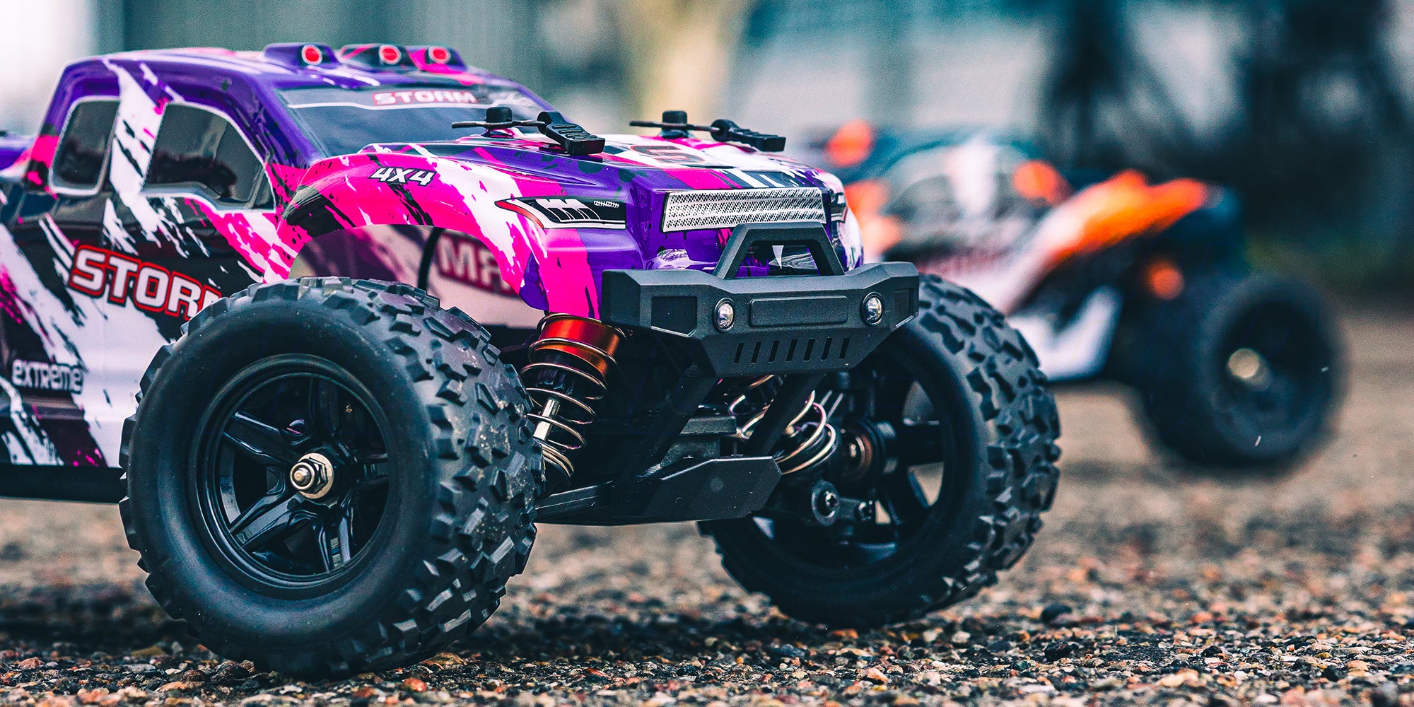 Hurricane 2.0 fjernstyret bil i fuld fart gennem vandpytter med sprøjtende vand og realistiske detaljer.