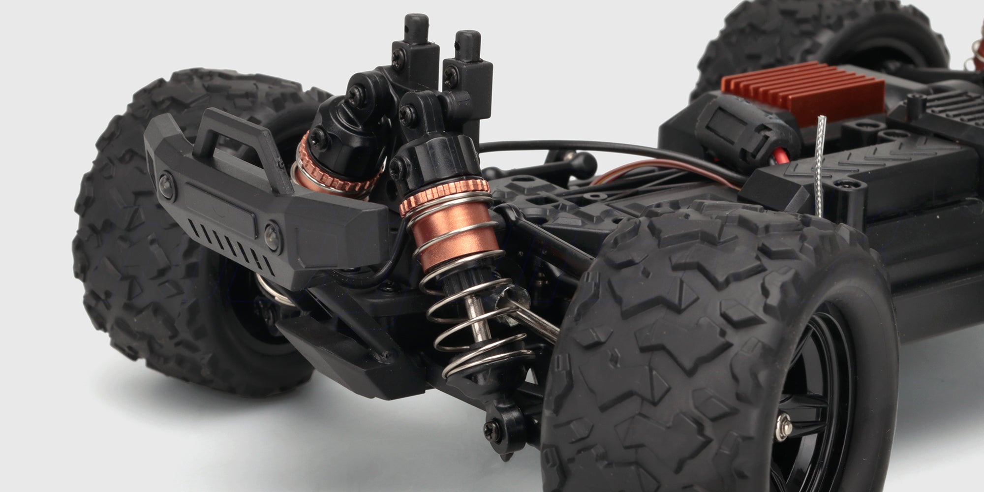 Nærbillede af de robuste støddæmpere og den kraftige affjedring på en Hurricane 2.0 fjernstyret bil.