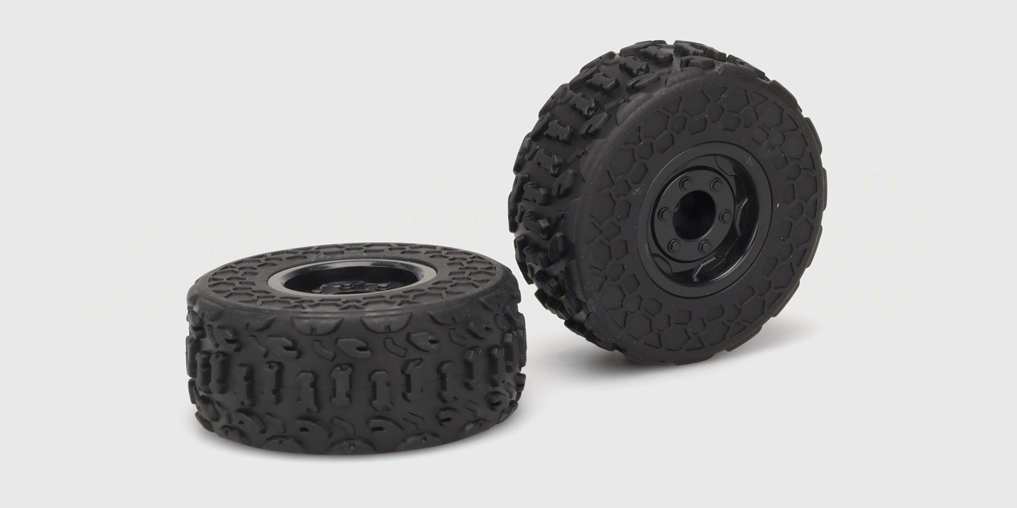 To sorte Rock Racer hjul med grove offroad dæk og sølvfarvede fælge til fjernstyrede biler.