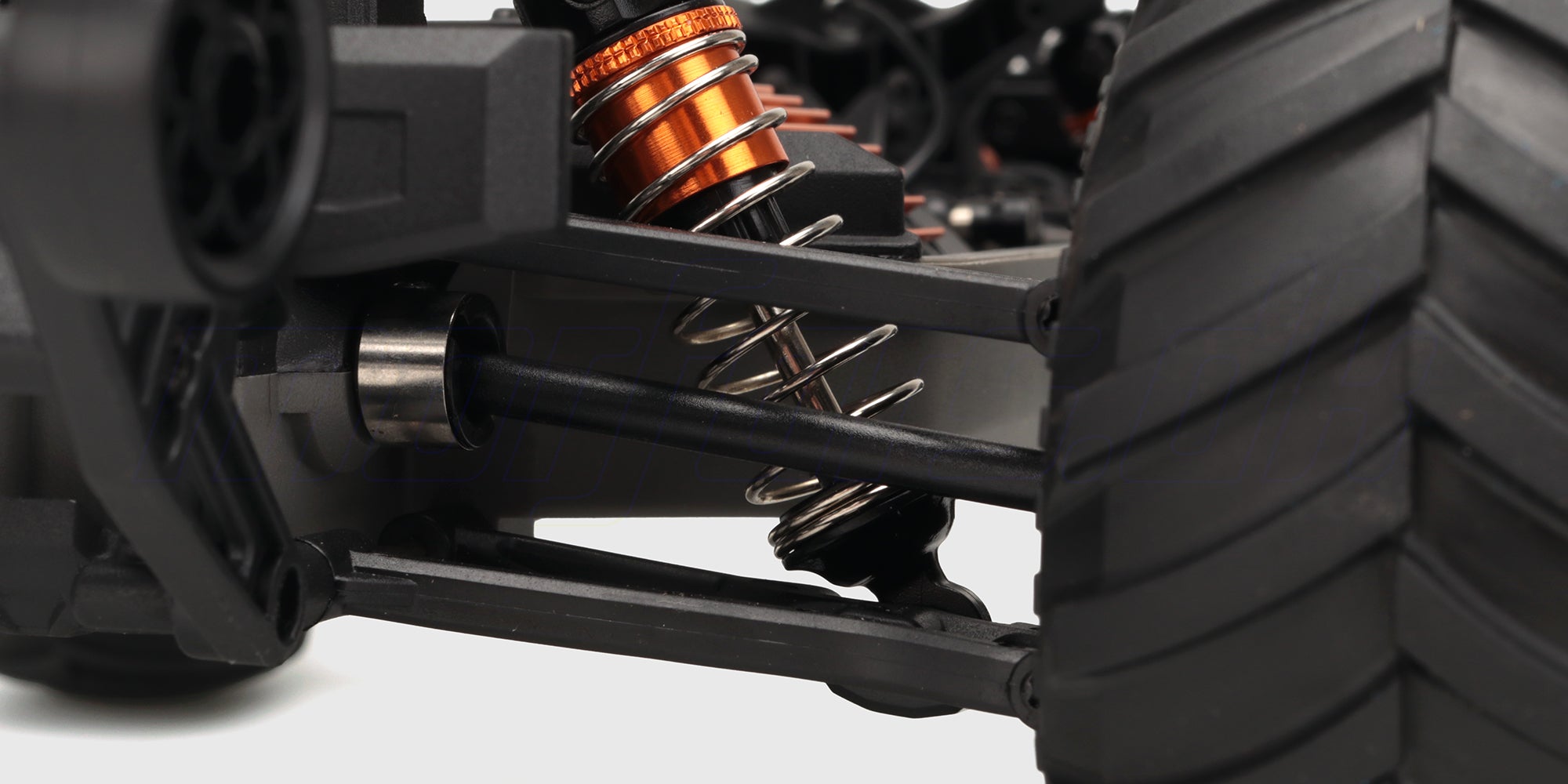 Nærbillede af de robuste dæk og affjedring på en Hurricane XL Monster Truck fjernstyret bil.