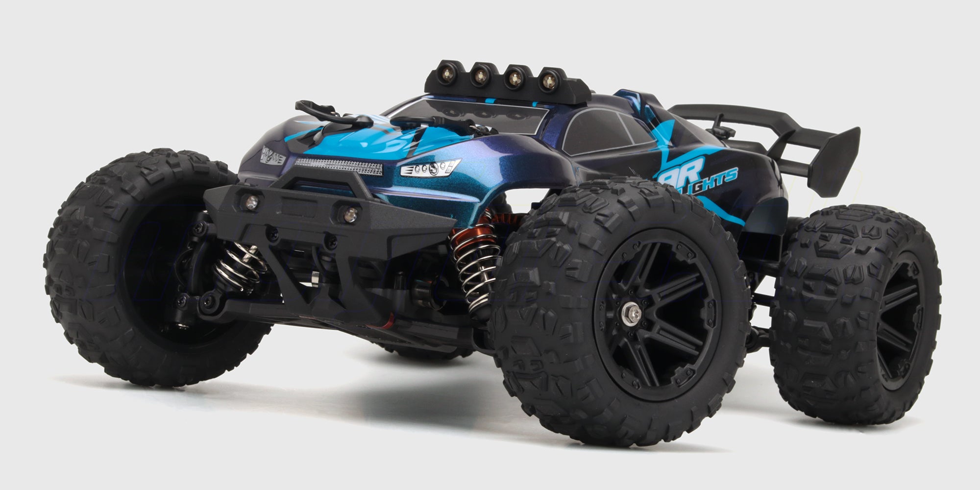 Sort Hurricane XL monster truck med store offroad-hjul i fuld fart gennem vandet med sprøjt på grusvej.