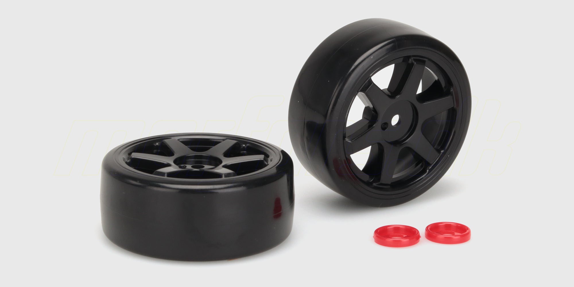 To komplette HyperGo driftdæk monteret på sorte fælge til fjernstyrede biler.