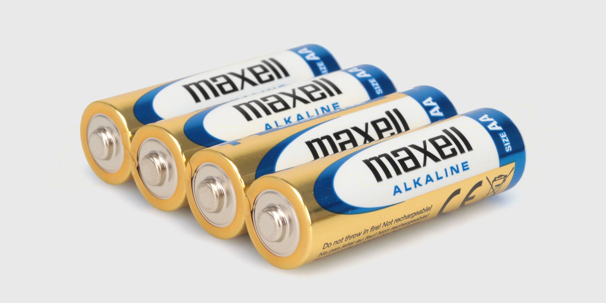 Pakke med fire klassiske AA alkaline batterier til fjernstyret legetøj og elektronik.