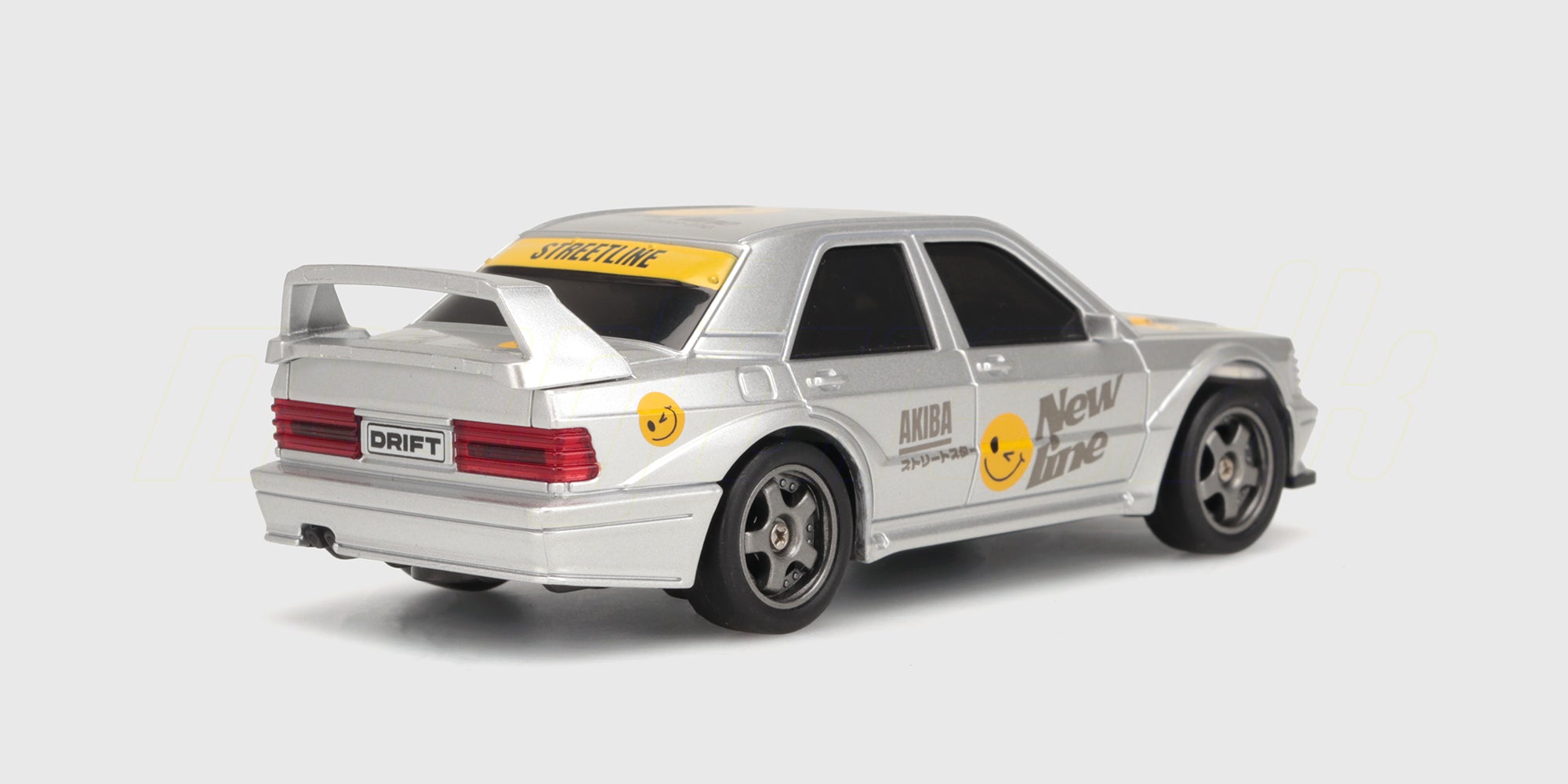 Sort Legend Drift fjernstyret bil med hvide detaljer og spoiler, optimeret til drifting på fladt underlag.