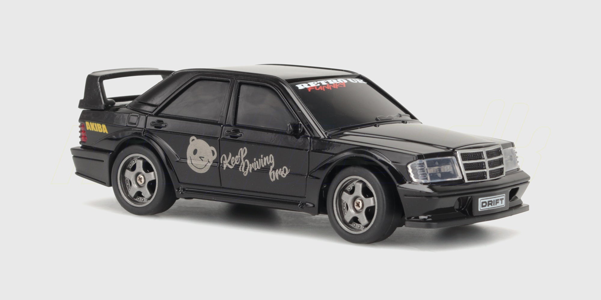 Sort Legend Drift fjernstyret bil med hvide detaljer og spoilervinge set fra siden på hvid baggrund.