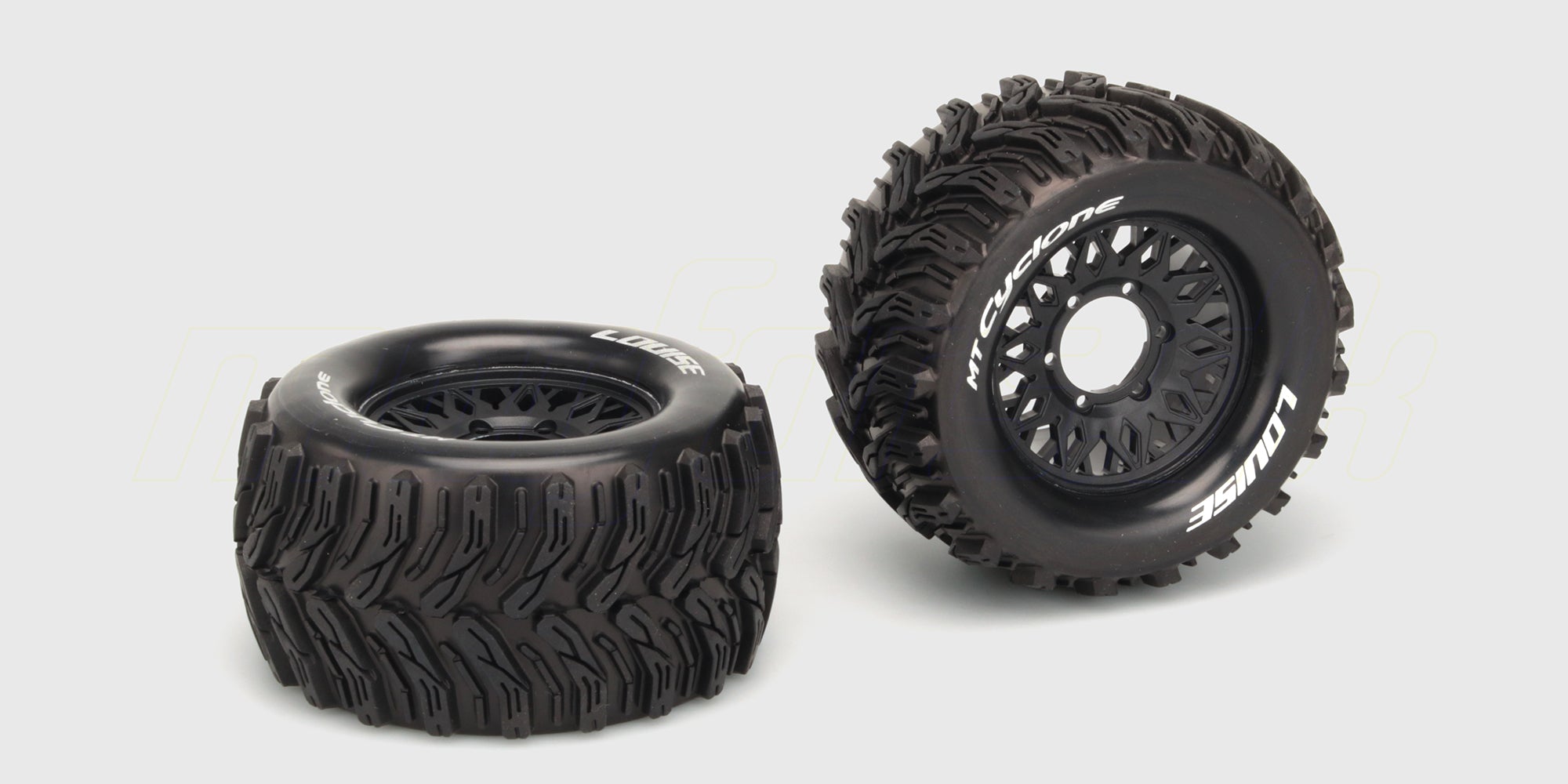 To sorte MT-Cyclone hjul med dæk og hvide fælge til fjernstyrede monster trucks på hvid baggrund.