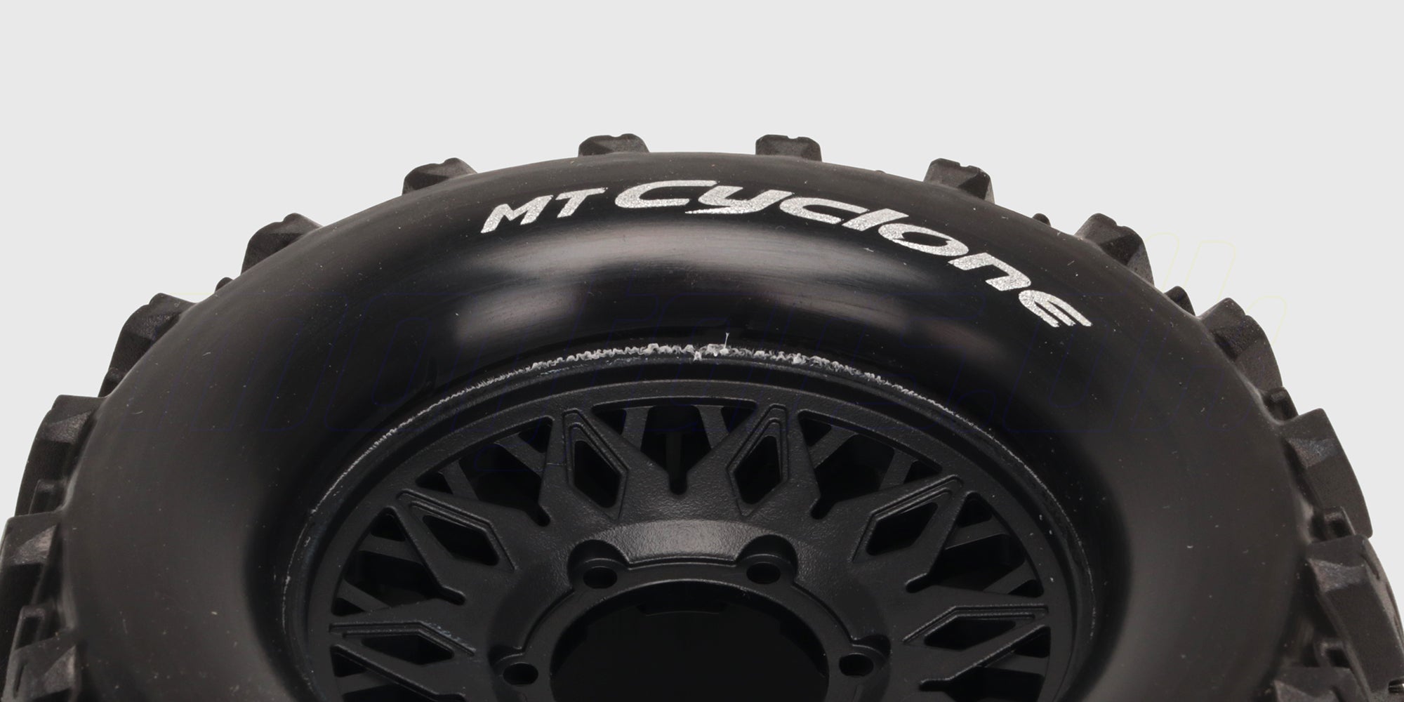 MT-Cyclone hjulsæt med grove offroad-dæk og sorte fælge til fjernstyrede monster trucks vist på hvid baggrund.