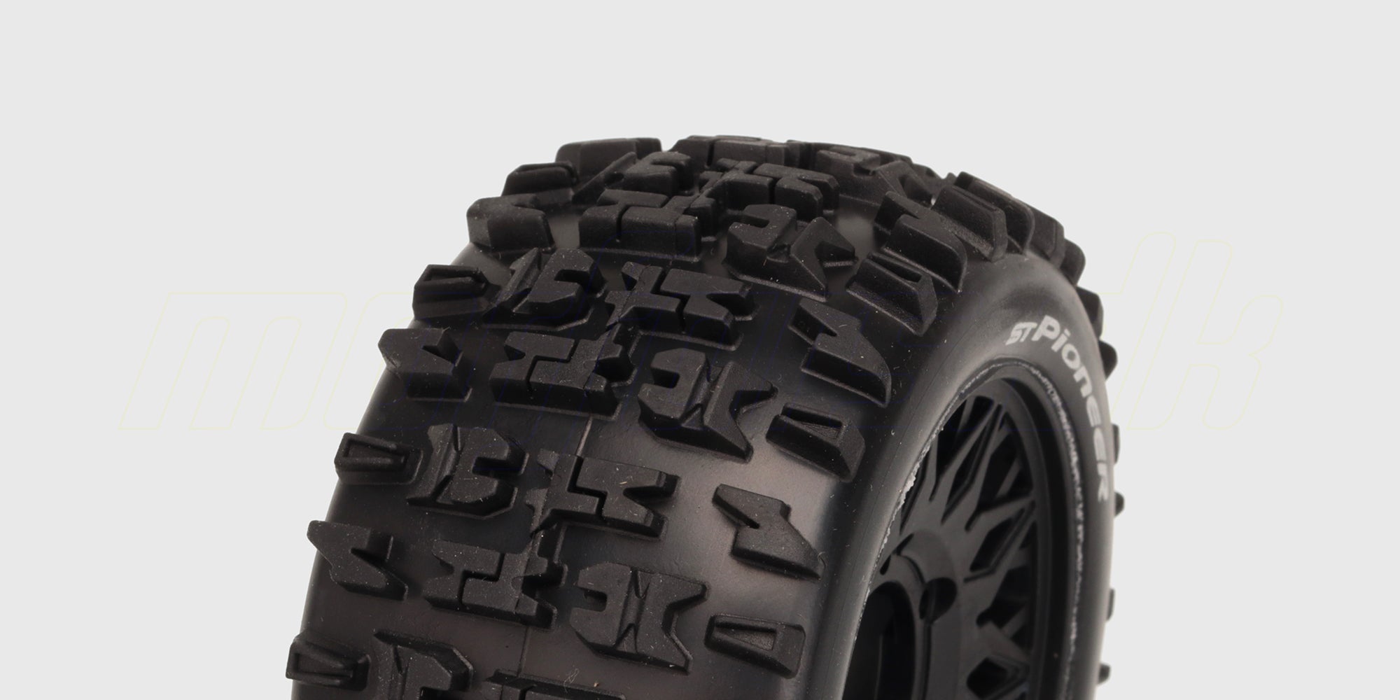 To sorte ST-Pioneer offroad-hjul med grove dæk og sorte fælge til fjernstyrede stadium trucks.