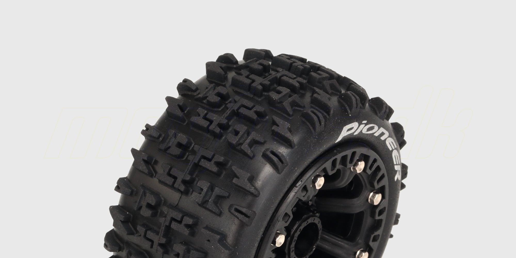 To sorte Pioneer 2.2 tommer hjul med groft dækmønster til offroad fjernstyrede biler vist fra siden.