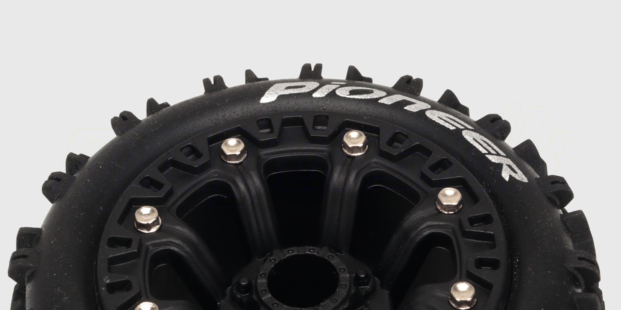 Pioneer 2.2 tommer hjulsæt med sorte fælge og groft dækmønster til offroad fjernstyrede biler.