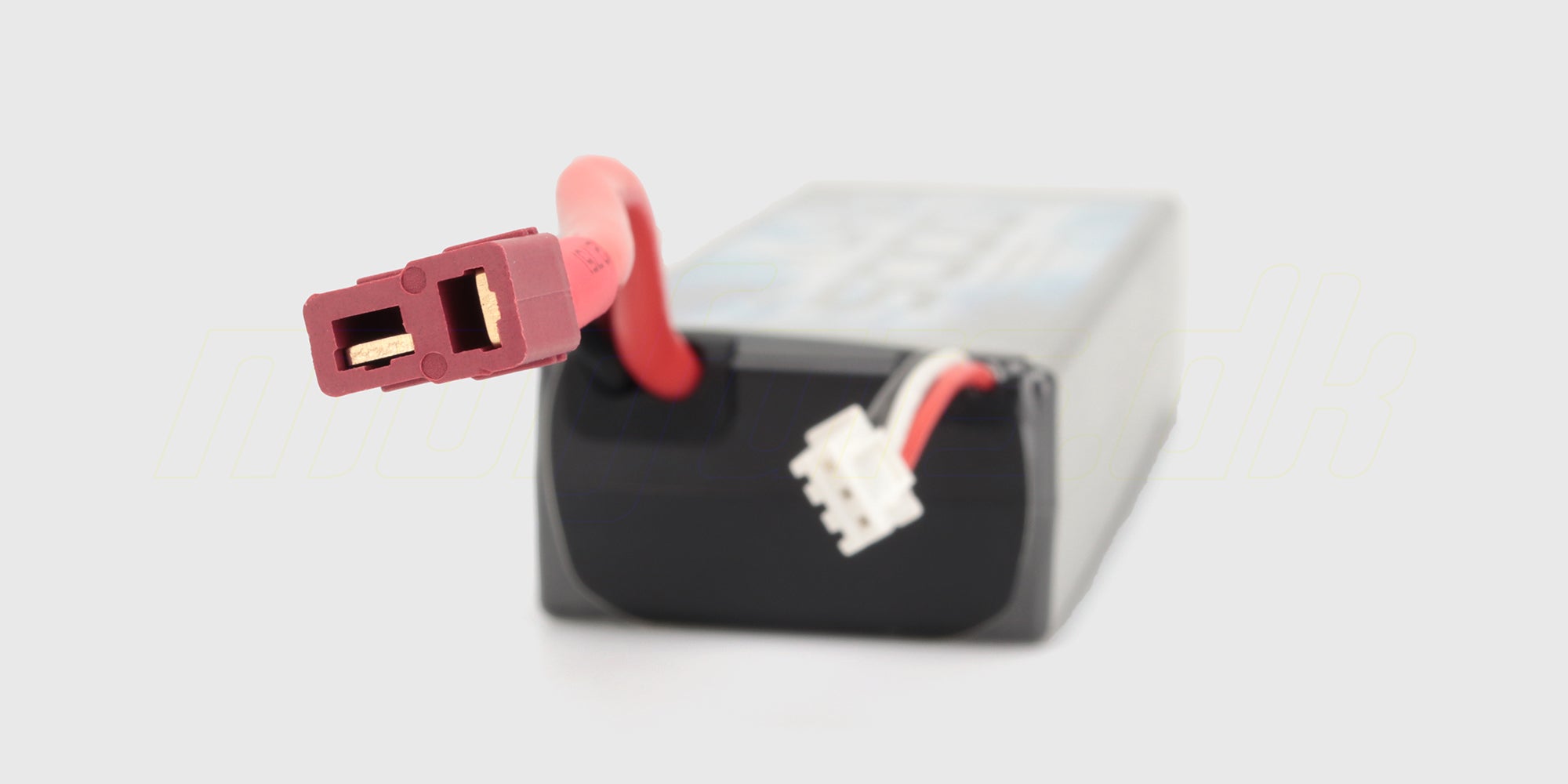 Kraftfuldt LiPo 5000 mAh 7,4V batteri til fjernstyrede biler vist fra siden med Deans-stik og balancestik.