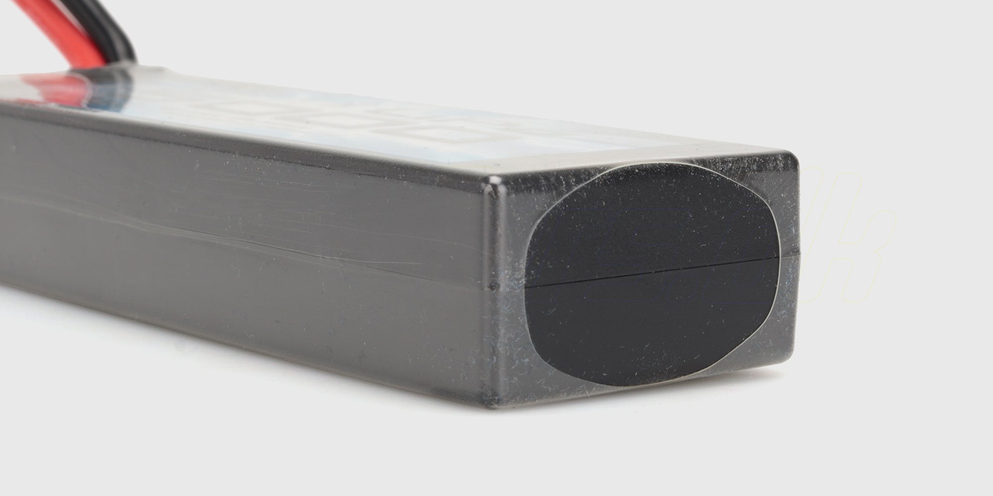 Kraftfuldt LiPo 5000 mAh 7,4V batteri til fjernstyrede biler vist fra siden med kabler og stik.