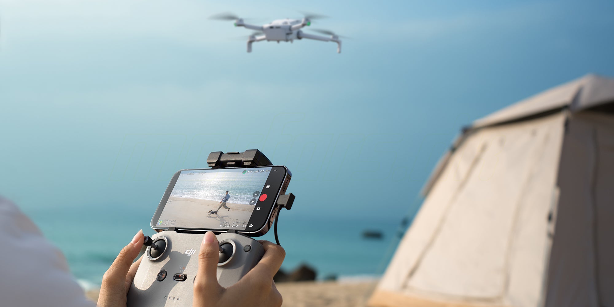 DJI Lito 1 med holder til telefonen indbygget i senderen set på en strand