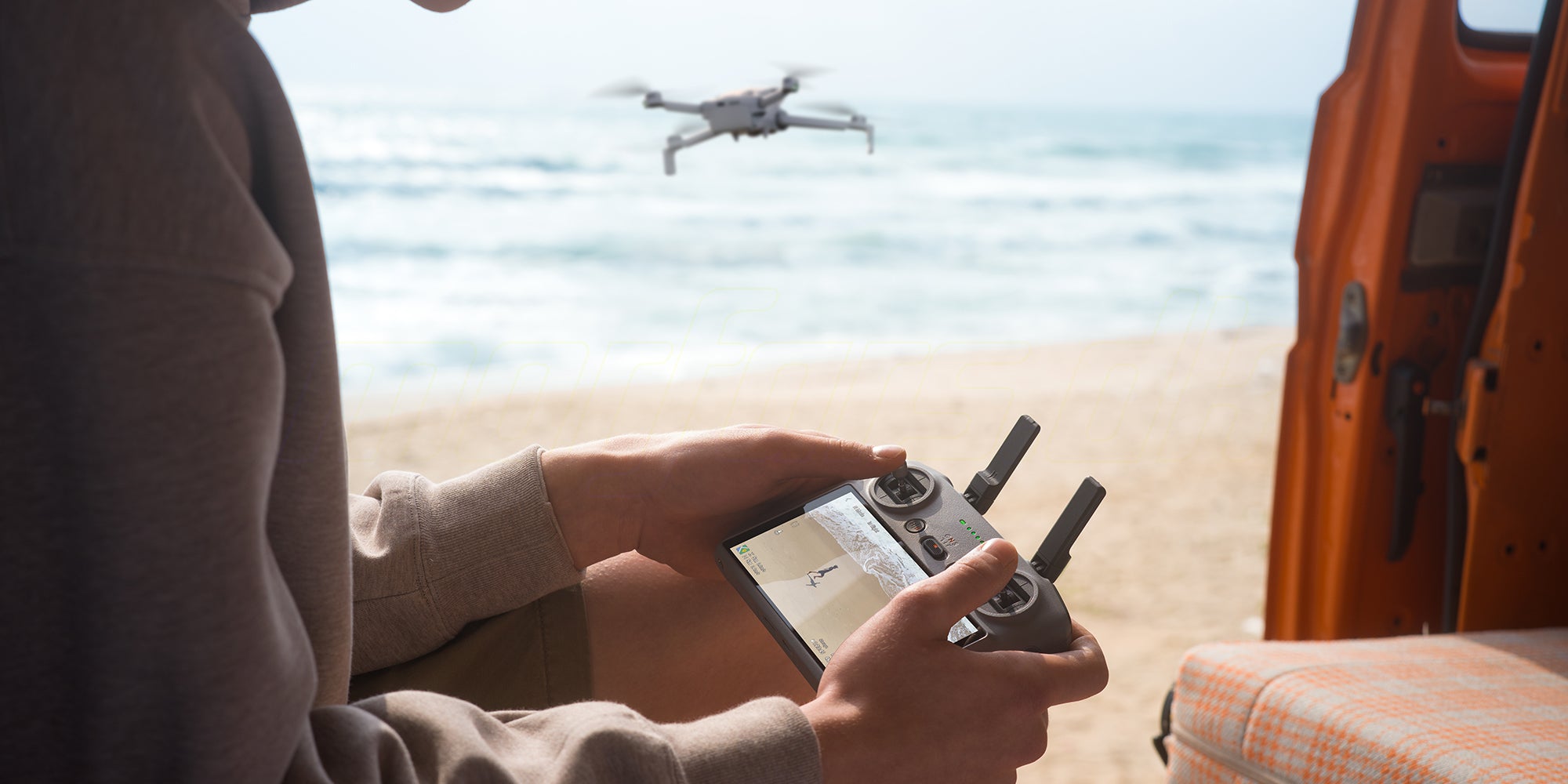 DJI Lito X1 fløjet på stranden, styret via sender med indbygget skærm