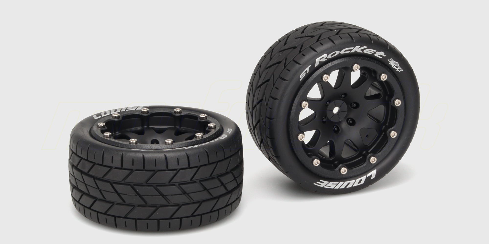 To sorte ST-Rocket 3.2 tommer hjul med asfaltsmønster og sorte fælge til fjernstyrede biler.