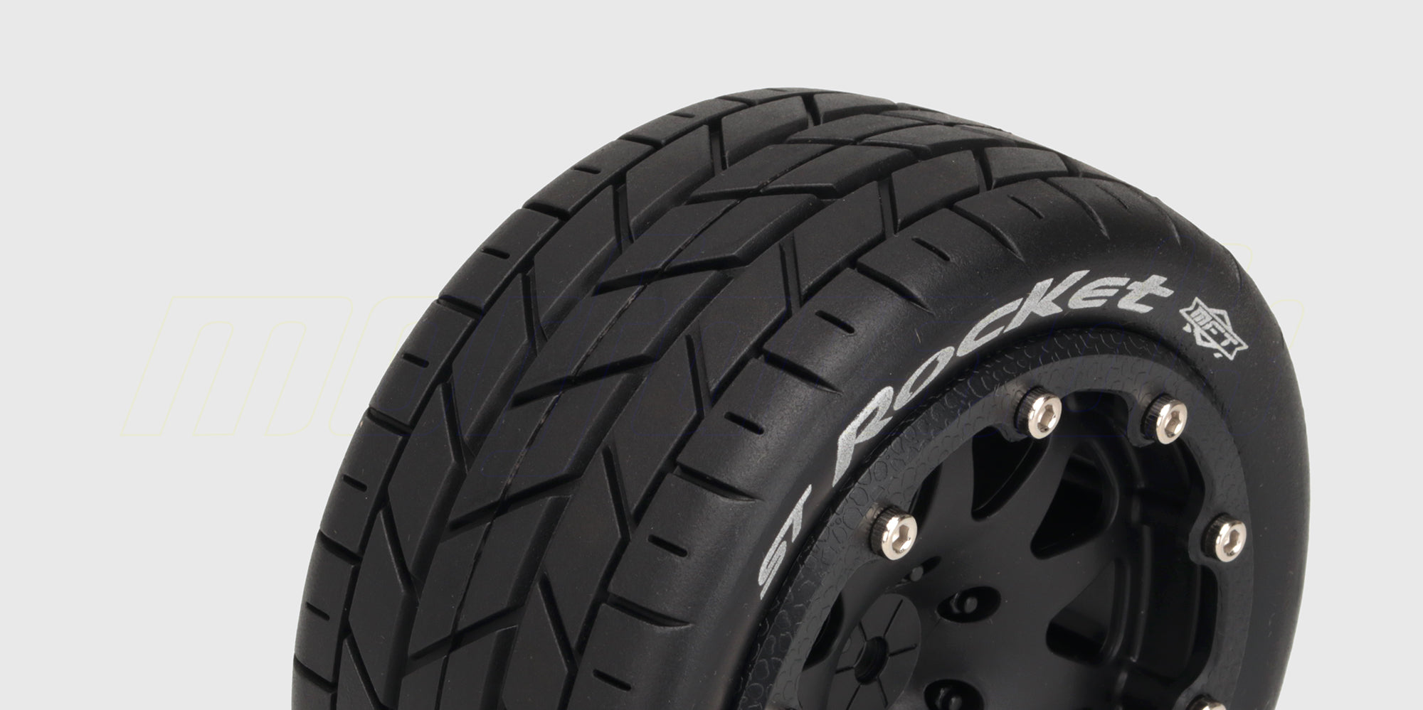 To sorte ST-Rocket 3.2 tommer hjul med fint dækmønster monteret på sorte fælge til fjernstyrede biler.