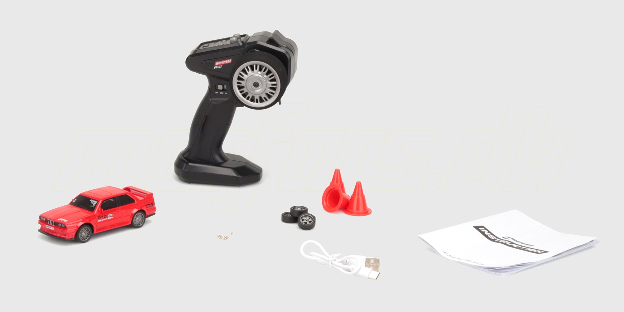 Grå Legend Drift Elite fjernstyret bil i fuld fart på asfalt med realistiske detaljer og aerodynamisk vinge.