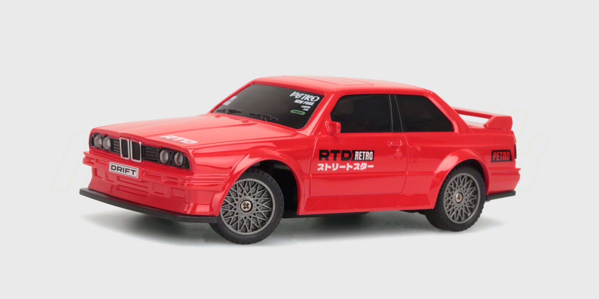 Sort Legend Drift Elite fjernstyret bil i fuld fart på en asfalteret bane med realistiske detaljer.