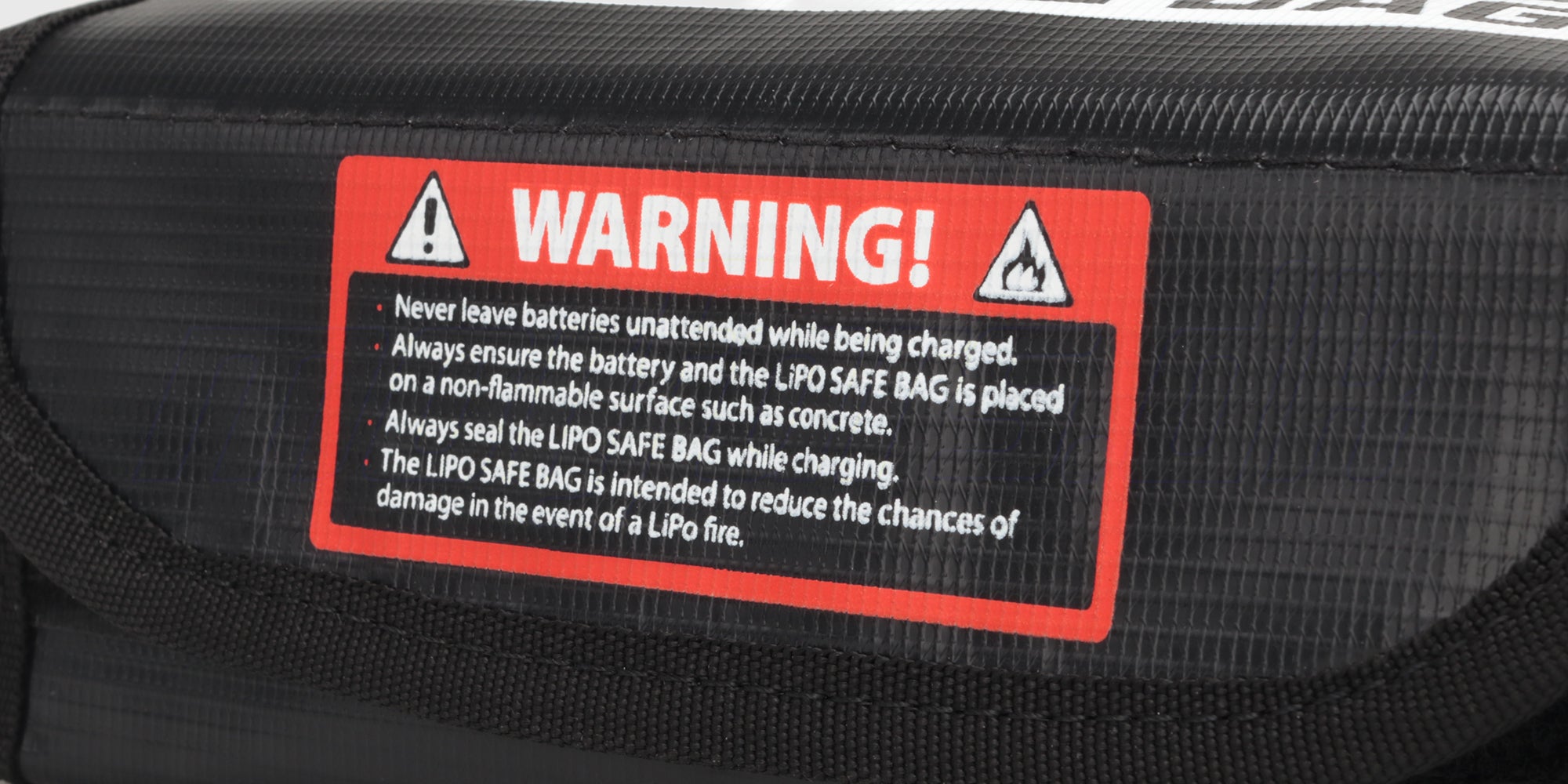 Sølvfarvet brandsikker LiPo Safe Bag til sikker opladning og opbevaring af batterier til fjernstyrede biler.