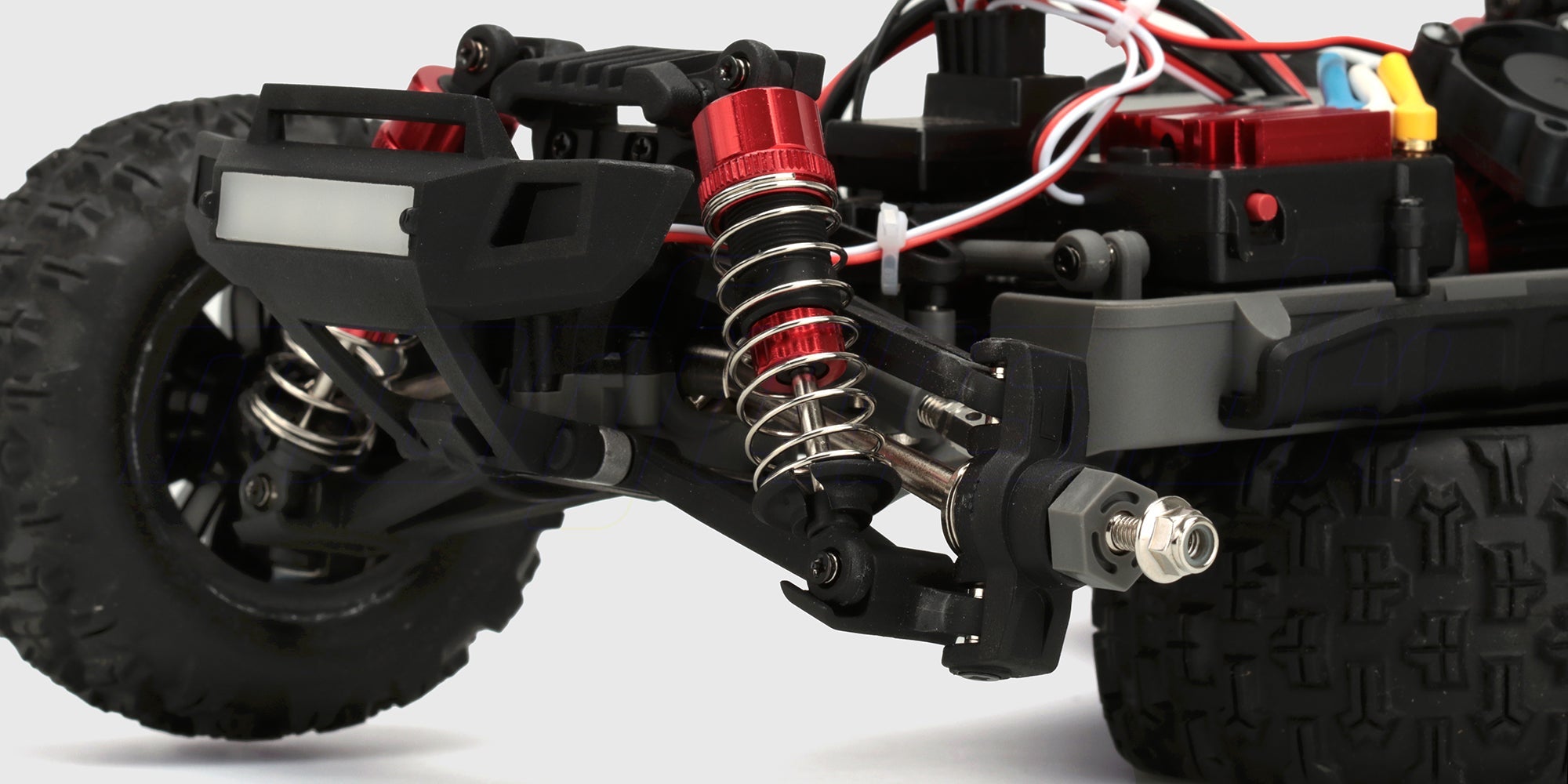 Nærbillede af robuste olie-støddæmpere i metal til en HyperGo Brushless fjernstyret bil.