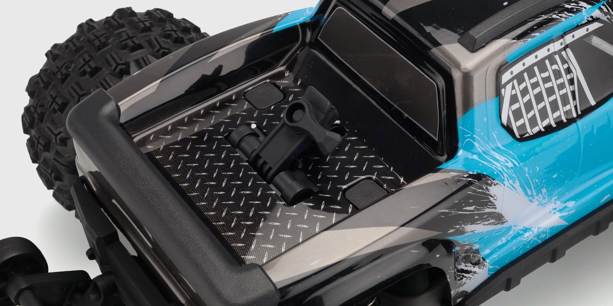 HyperGo Brushless fjernstyret bil i hvid og sort med blå detaljer klar til offroad kørsel.