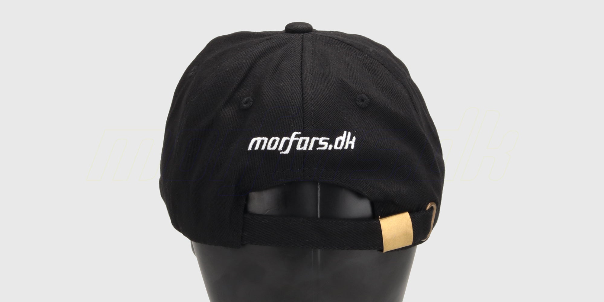 Sort MFRS kasket med hvidt broderet logo på fronten vist på hvid baggrund.