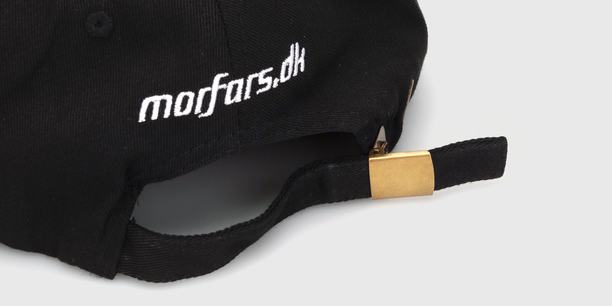 Sort Morfars.dk kasket med broderet logo i hvid og orange på fronten vist på en hvid baggrund.