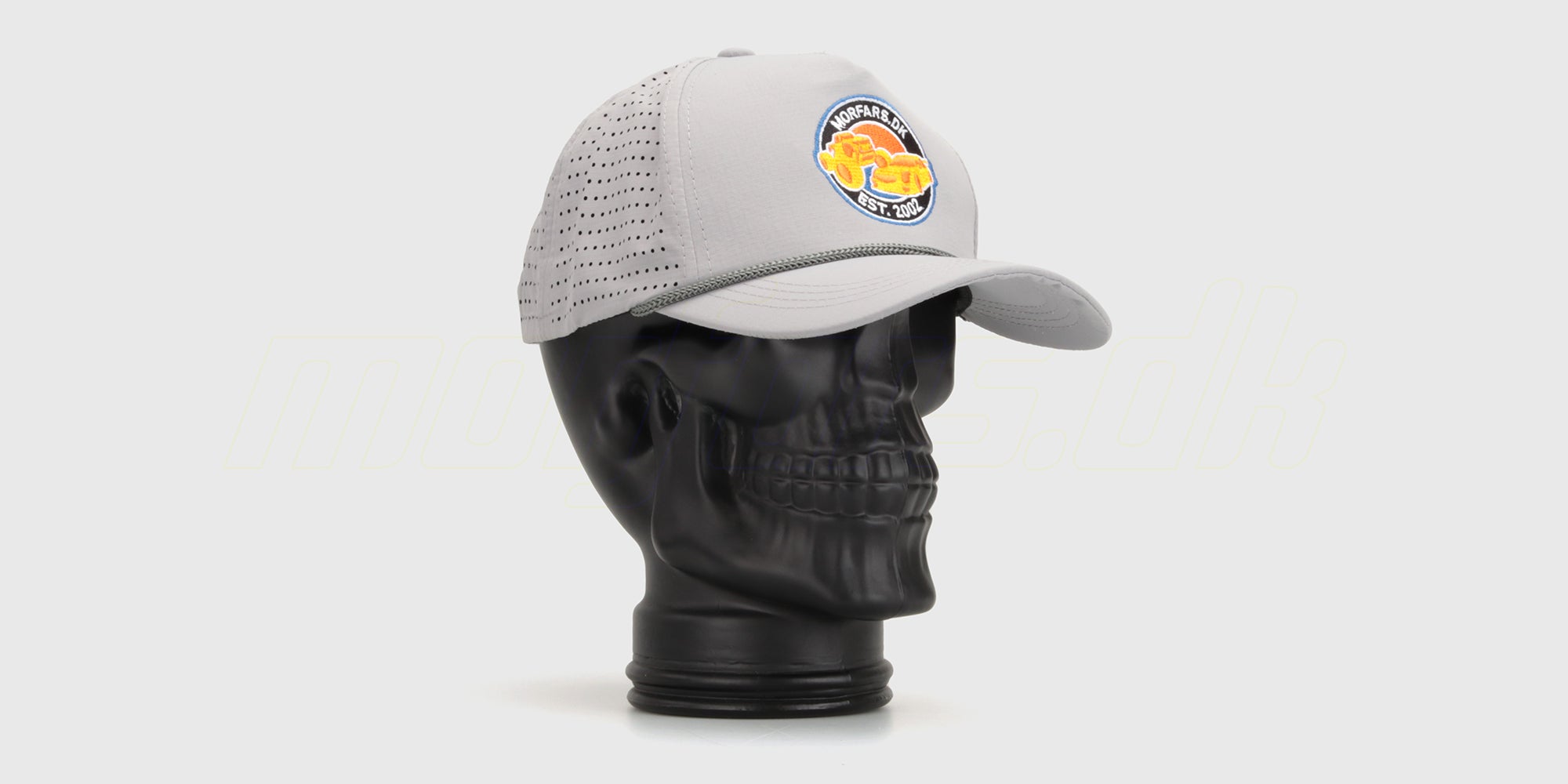 Sort Morfars.dk kasket med hvidt broderet logo set forfra på en hvid baggrund.