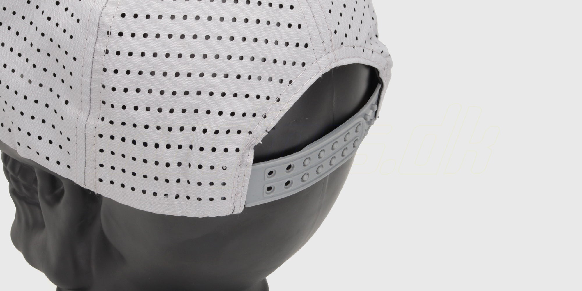 Sort Morfars.dk kasket med hvidt broderet logo vist fra siden på en hvid baggrund.