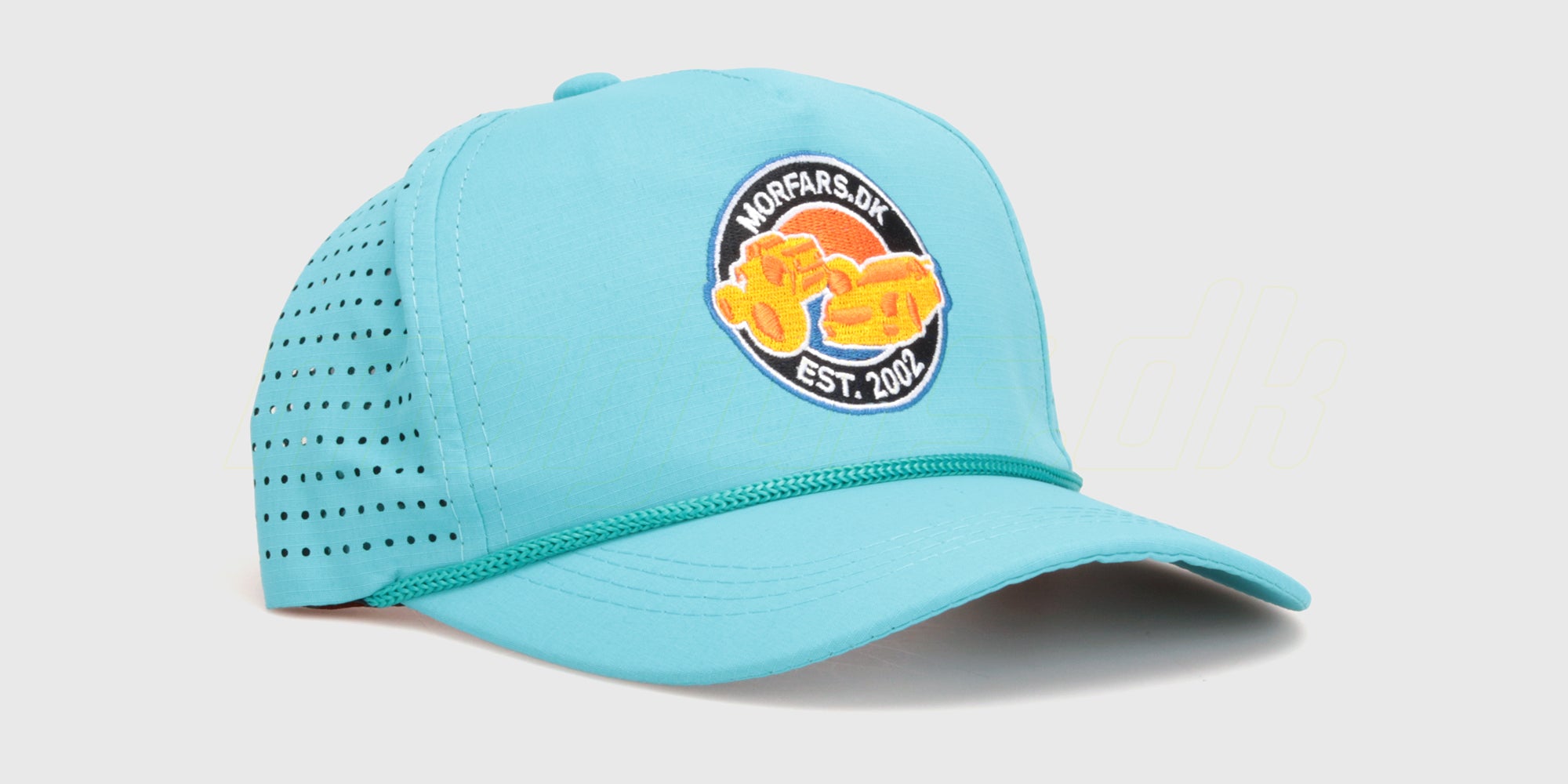 Sort Morfars.dk kasket med hvidt broderet logo vist fra siden på en hvid baggrund.